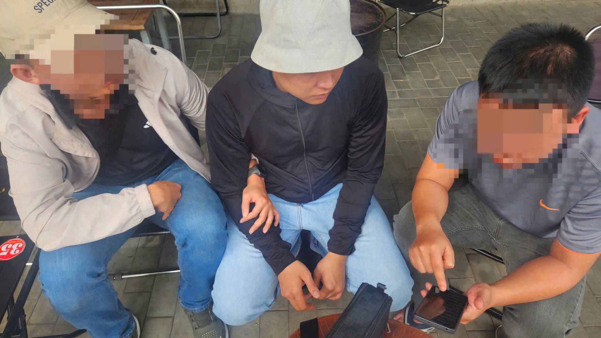 Bắt nh&oacute;m đối tượng giả danh c&ocirc;ng an, bắt người tr&aacute;i ph&aacute;p luật để cướp t&agrave;i sản- Ảnh 1.