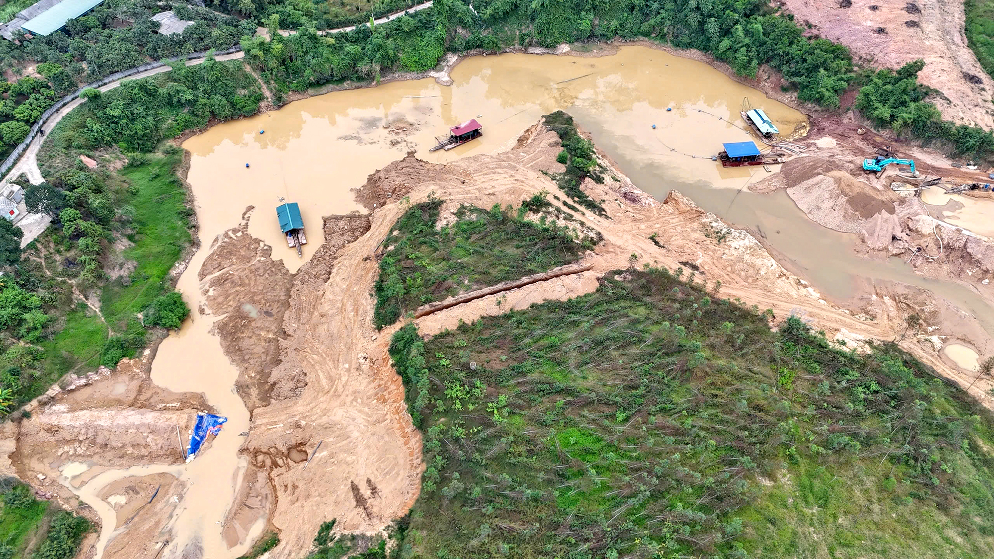 Bắc Giang: Doanh nghiệp tự ý gom đất, mở rộng khai thác cát sỏi- Ảnh 1. Bắc Giang: Doanh nghiệp tự ý gom đất, mở rộng khai thác cát sỏi- Ảnh 1.