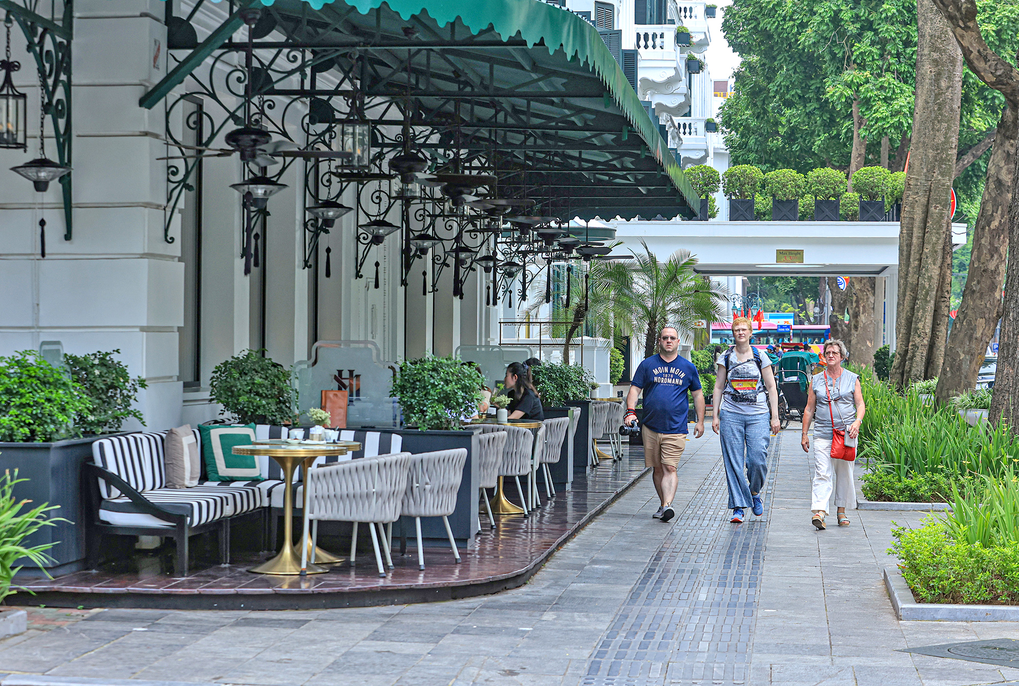 Cho thuê vỉa hè vẫn cần không gian cho người đi bộ- Ảnh 2. Cho thuê vỉa hè vẫn cần không gian cho người đi bộ- Ảnh 2.