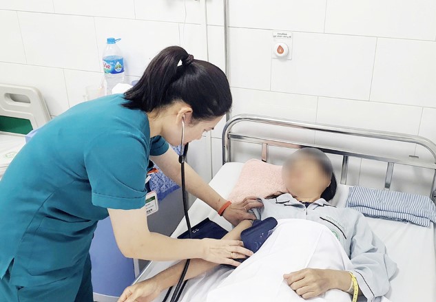 "Tiết thực" bằng nước kiềm, bệnh nh&acirc;n vi&ecirc;m gan B suy gan cấp- Ảnh 1.