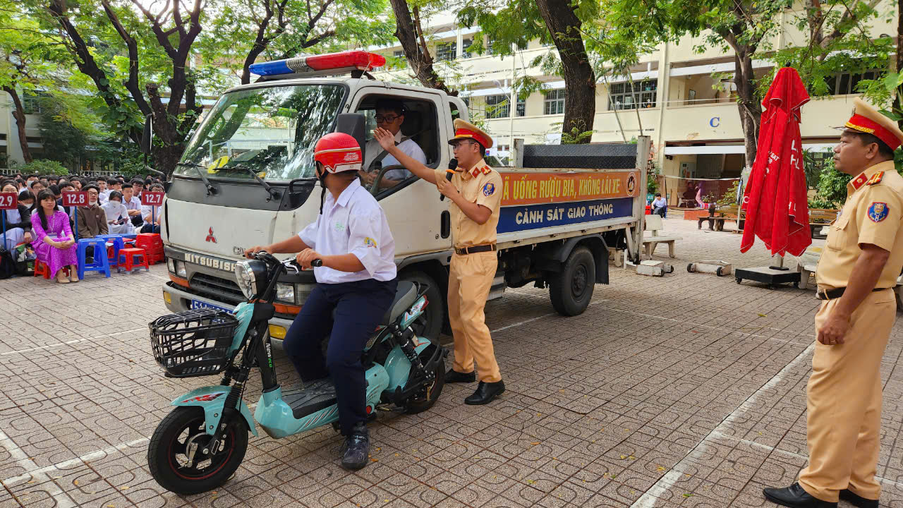Cảnh s&aacute;t giao th&ocirc;ng hướng dẫn ph&ograve;ng tr&aacute;nh điểm m&ugrave; xe tải cho học sinh THPT- Ảnh 11.