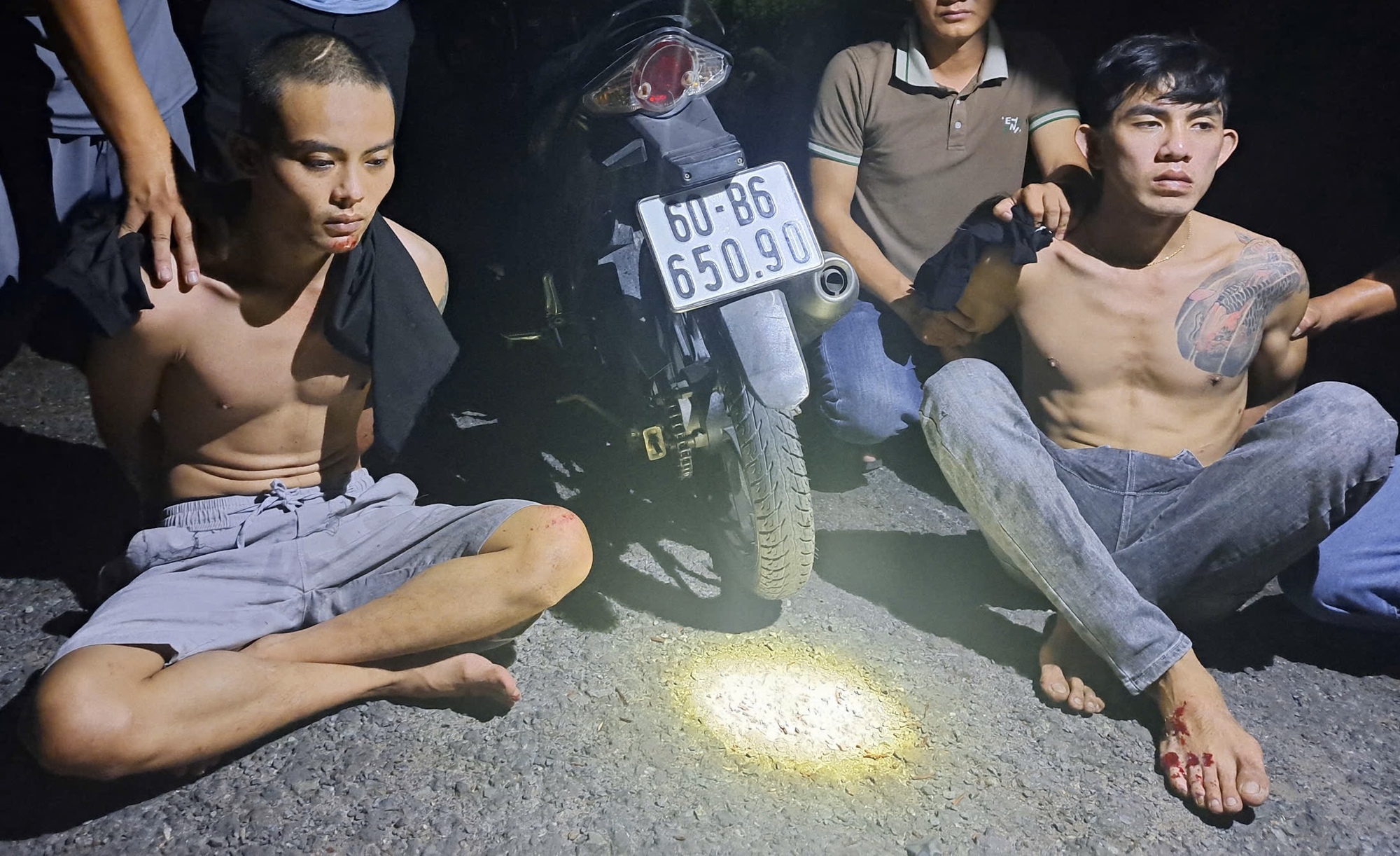Bắt ba đối tượng dỡ n&oacute;c nh&agrave; d&acirc;n v&agrave;o trộm t&agrave;i sản- Ảnh 1.