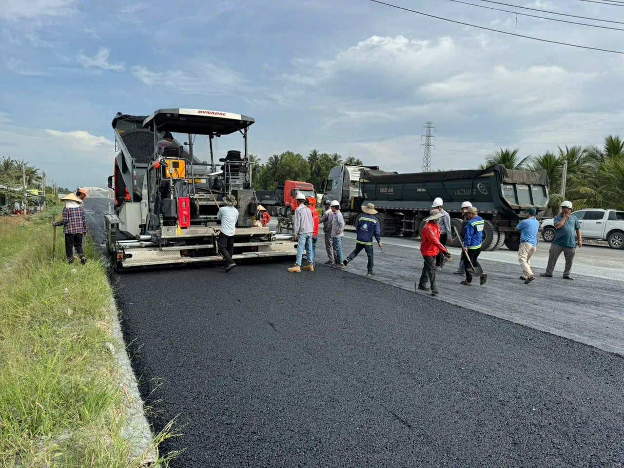 Thảm b&ecirc; t&ocirc;ng nhựa phần đường dự &aacute;n cầu Rạch Miễu 2- Ảnh 1.