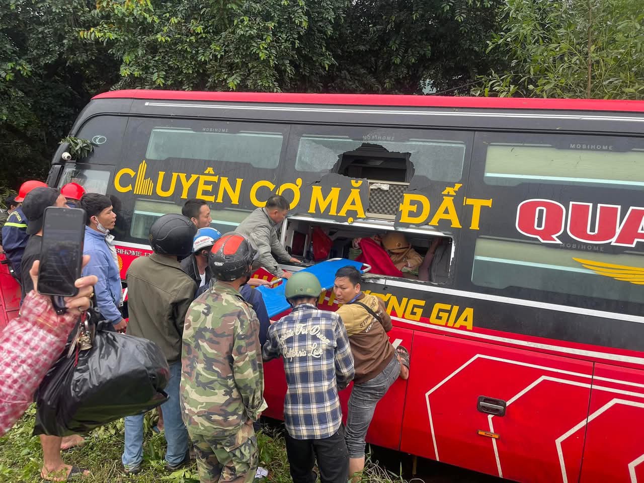 Kết quả đo nồng độ cồn, ma túy của tài xế xe khách tông gãy hộ lan, lao xuống lề QL1- Ảnh 1. Kết quả đo nồng độ cồn, ma túy của tài xế xe khách tông gãy hộ lan, lao xuống lề QL1- Ảnh 1.