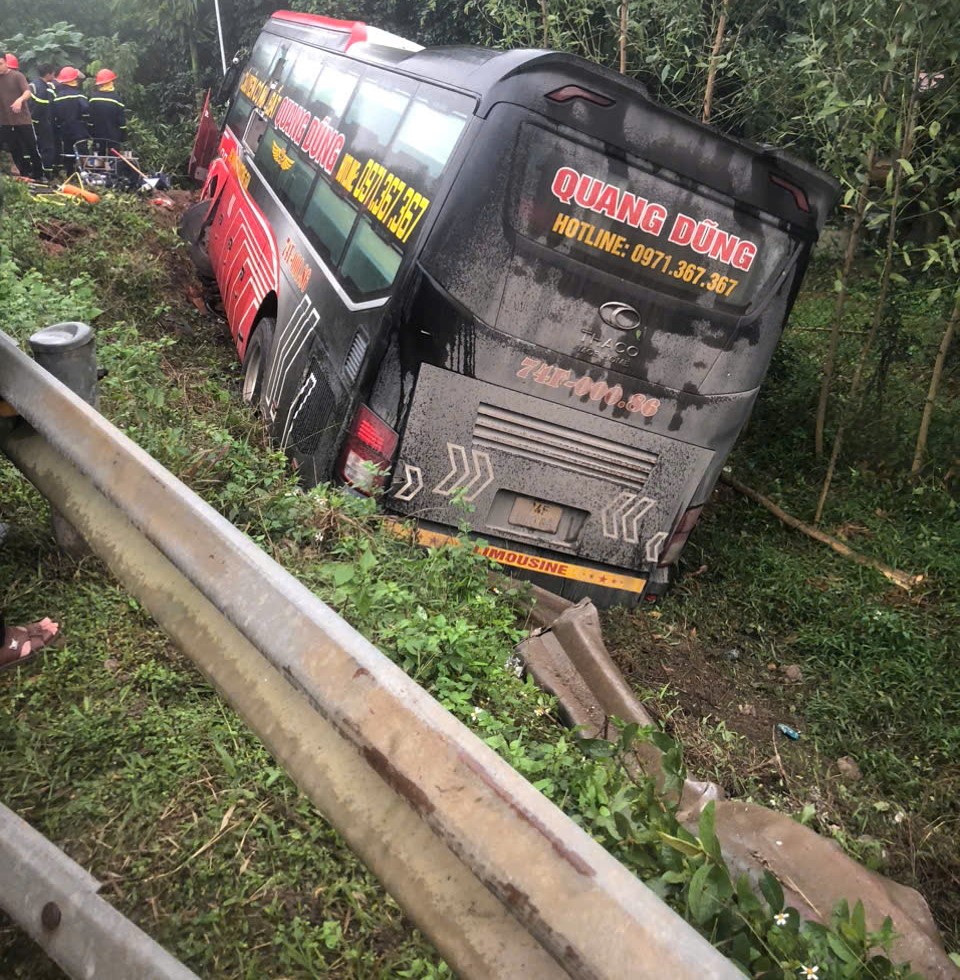 Kết quả đo nồng độ cồn, ma túy của tài xế xe khách tông gãy hộ lan, lao xuống lề QL1- Ảnh 2. Kết quả đo nồng độ cồn, ma túy của tài xế xe khách tông gãy hộ lan, lao xuống lề QL1- Ảnh 2.