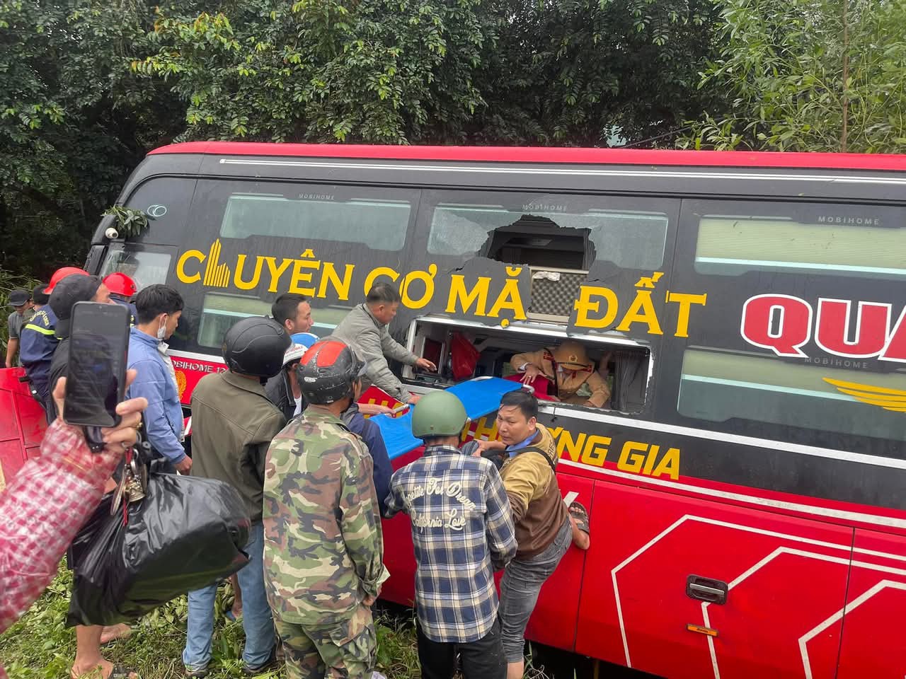 Xe khách bất ngờ lao xuống bên lề quốc lộ 1 Quảng Trị, nhiều người bị thương- Ảnh 1. Xe khách bất ngờ lao xuống bên lề quốc lộ 1 Quảng Trị, nhiều người bị thương- Ảnh 1.