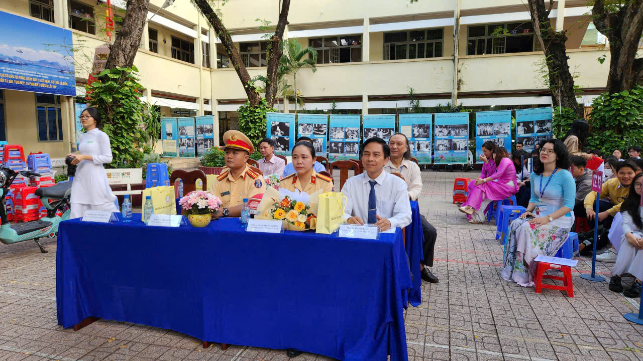 Cảnh s&aacute;t giao th&ocirc;ng hướng dẫn ph&ograve;ng tr&aacute;nh điểm m&ugrave; xe tải cho học sinh THPT- Ảnh 13.