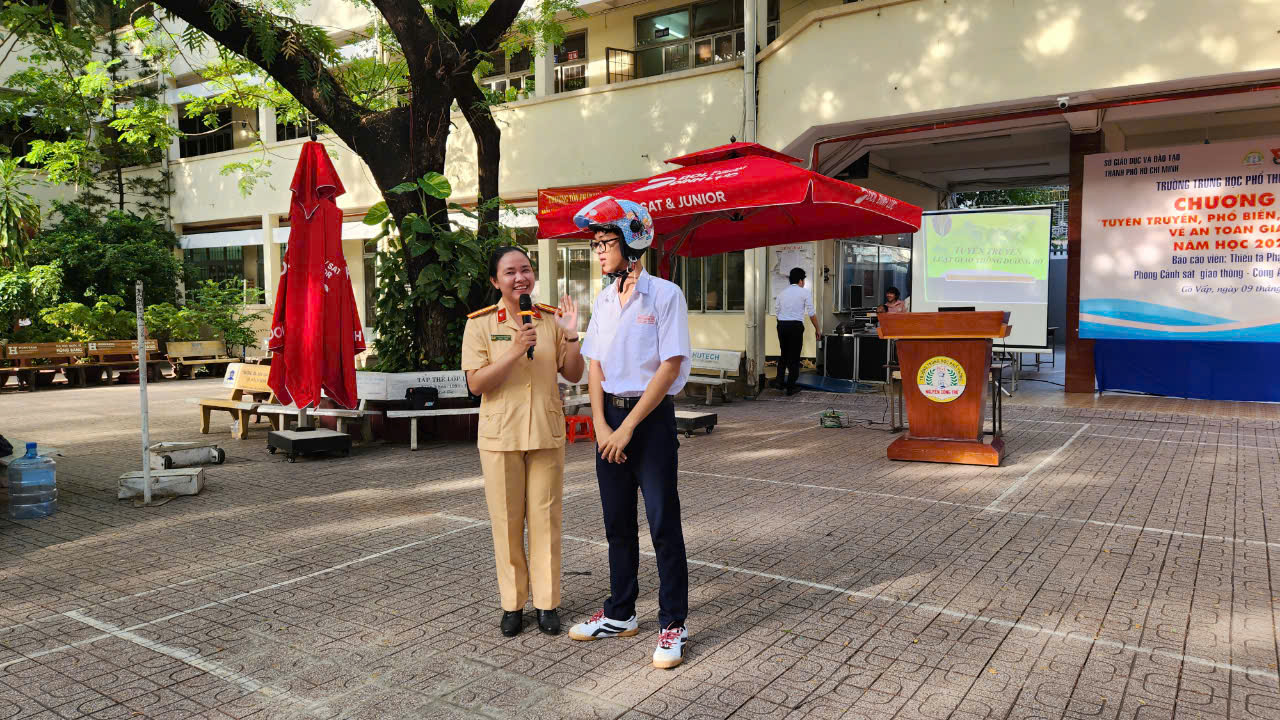 Cảnh s&aacute;t giao th&ocirc;ng hướng dẫn ph&ograve;ng tr&aacute;nh điểm m&ugrave; xe tải cho học sinh THPT- Ảnh 1.