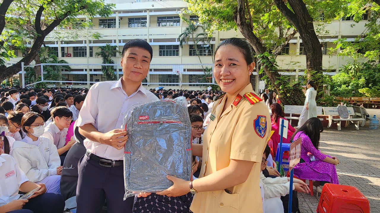 Cảnh s&aacute;t giao th&ocirc;ng hướng dẫn ph&ograve;ng tr&aacute;nh điểm m&ugrave; xe tải cho học sinh THPT- Ảnh 8.