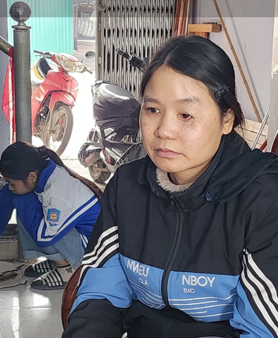 Chồng mất vì tai nạn, vợ tật nguyền gồng gánh nuôi 3 con nhỏ- Ảnh 1. Chồng mất vì tai nạn, vợ tật nguyền gồng gánh nuôi 3 con nhỏ- Ảnh 1.