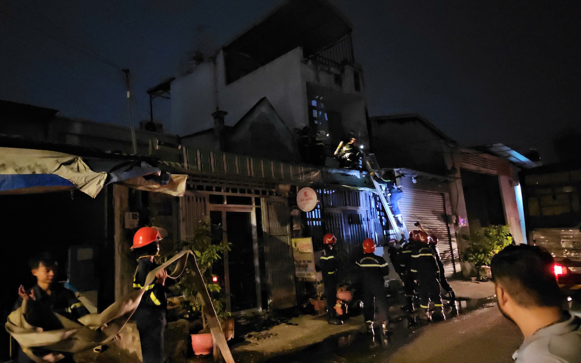 Ch&aacute;y tiệm spa ở B&igrave;nh T&acirc;n, nh&acirc;n vi&ecirc;n th&aacute;o chạy t&aacute;n loạn