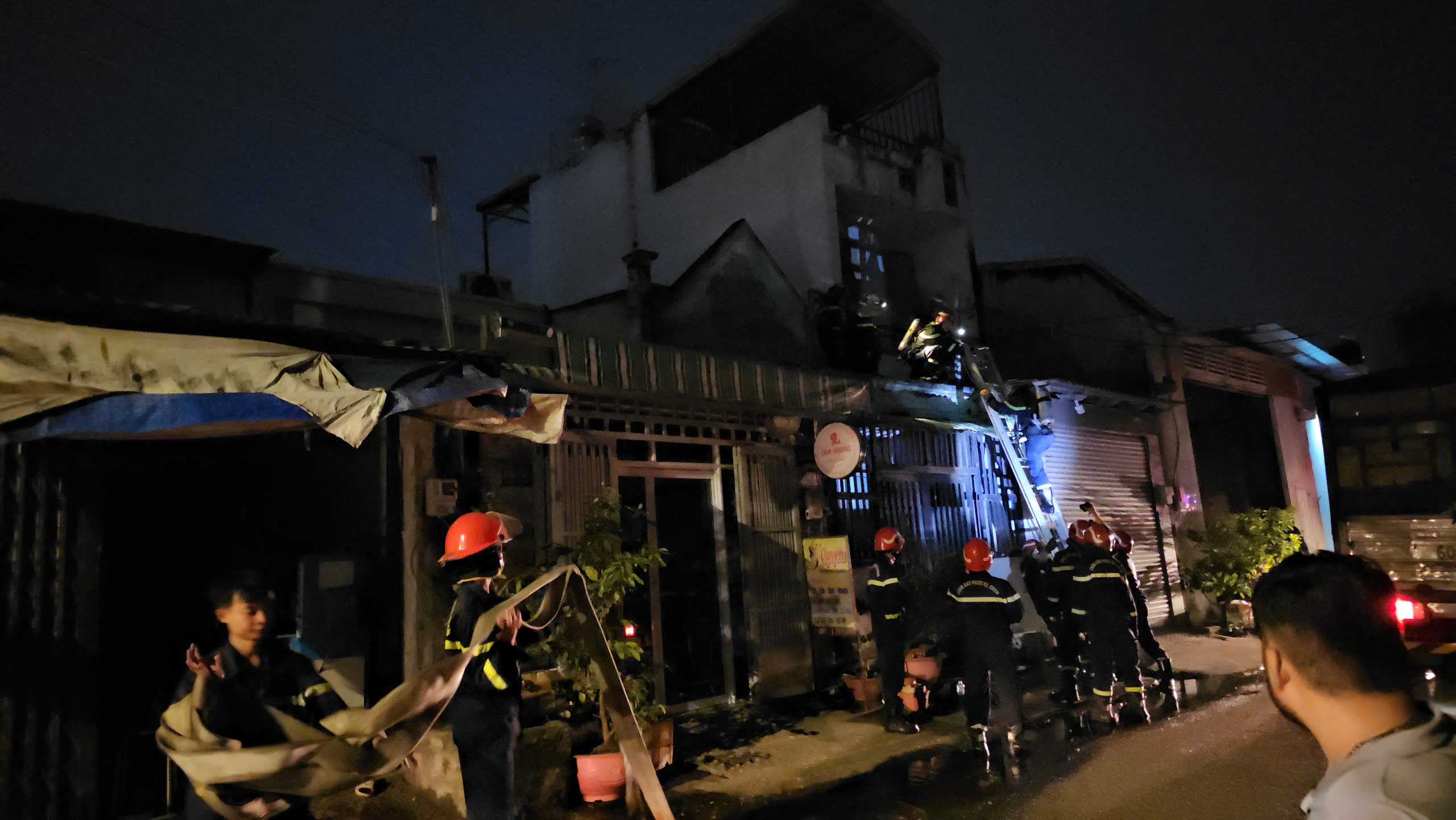 Ch&aacute;y tiệm spa ở B&igrave;nh T&acirc;n, nh&acirc;n vi&ecirc;n th&aacute;o chạy t&aacute;n loạn- Ảnh 1.