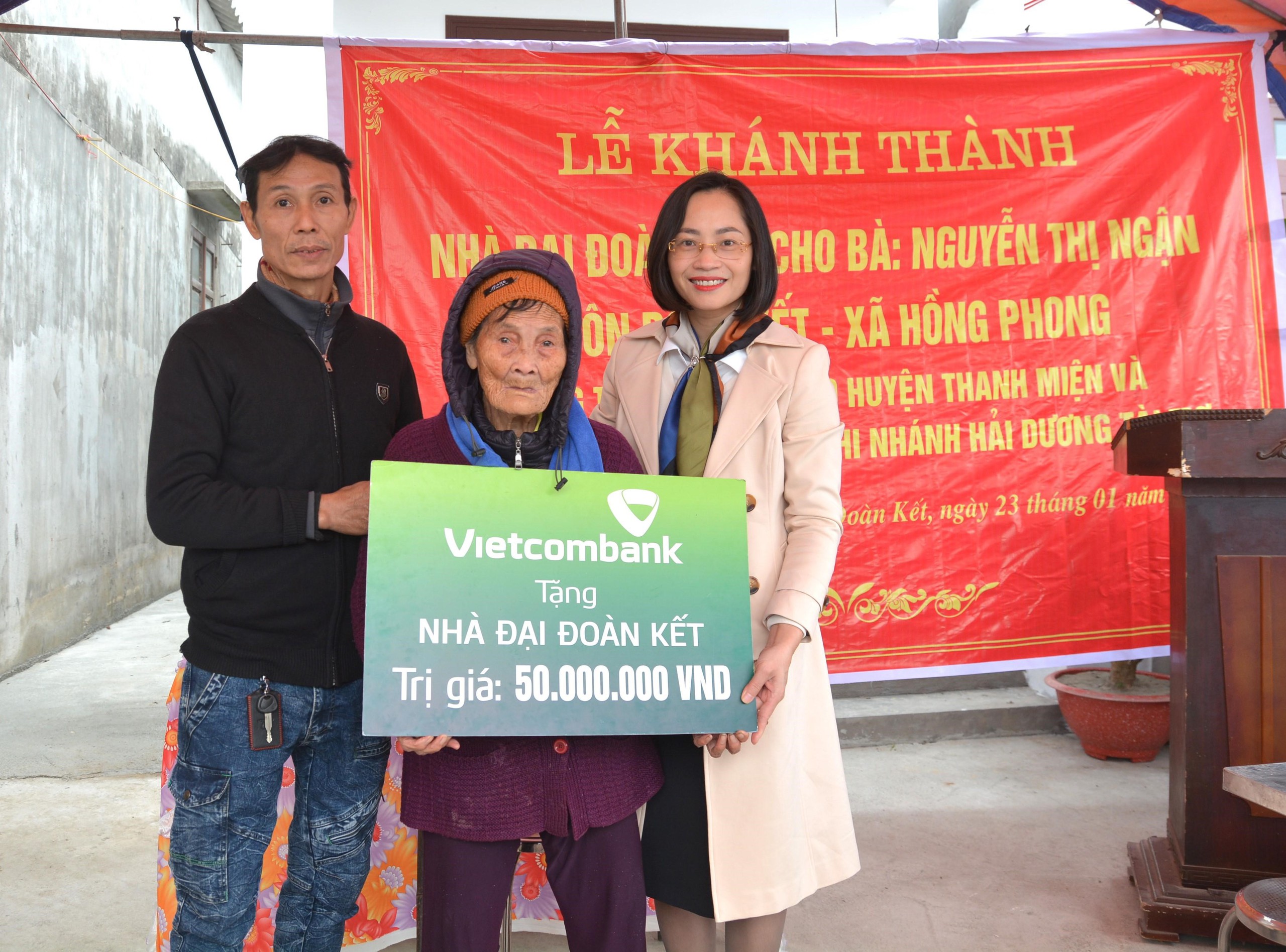 Vietcombank kh&aacute;nh th&agrave;nh nhiều ng&ocirc;i nh&agrave; tặng người ngh&egrave;o an cư đ&oacute;n Tết- Ảnh 1.
