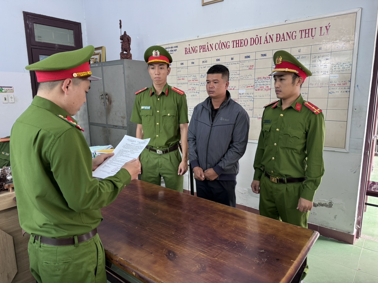 Bắt tạm giam tài xế xe khách rơi vực La Sơn - Hòa Liên làm 2 người chết- Ảnh 1. Bắt tạm giam tài xế xe khách rơi vực La Sơn - Hòa Liên làm 2 người chết- Ảnh 1.