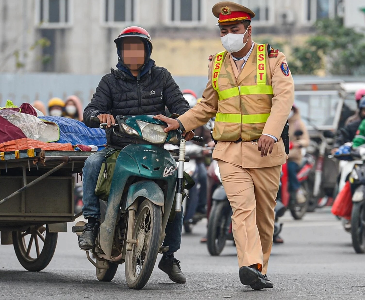 CSGT xử phạt loạt xe tự chế ngh&ecirc;nh ngang xuống phố ng&agrave;y cận Tết- Ảnh 3.