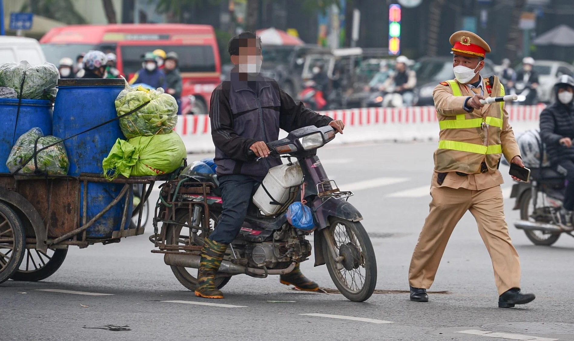 CSGT xử phạt loạt xe tự chế ngh&ecirc;nh ngang xuống phố ng&agrave;y cận Tết- Ảnh 2.