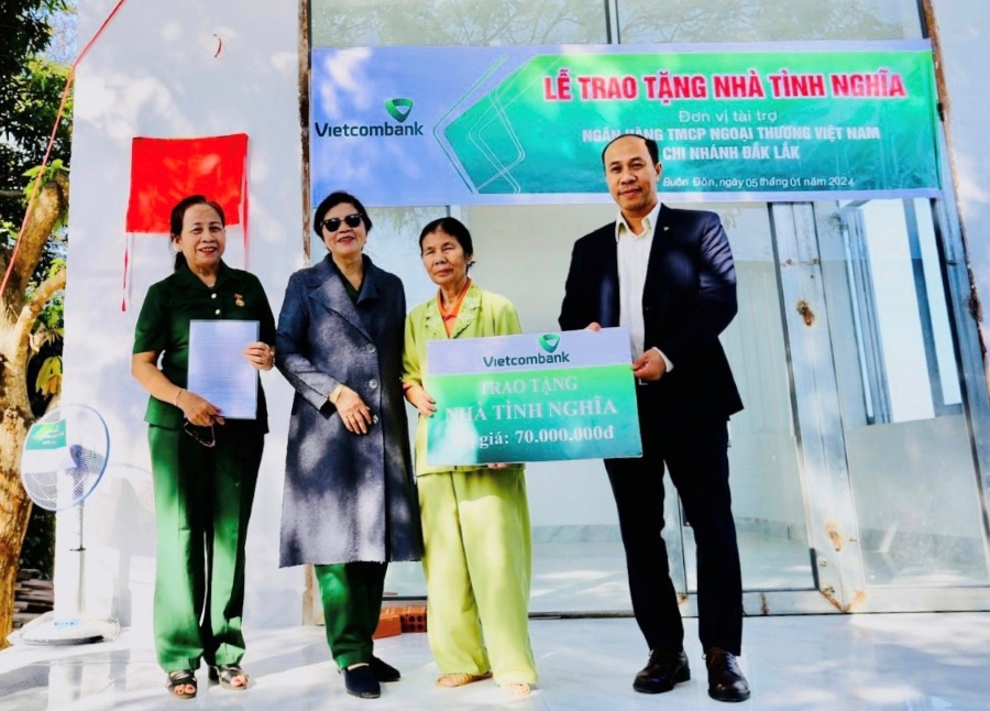 Vietcombank kh&aacute;nh th&agrave;nh nhiều ng&ocirc;i nh&agrave; tặng người ngh&egrave;o an cư đ&oacute;n Tết- Ảnh 4.