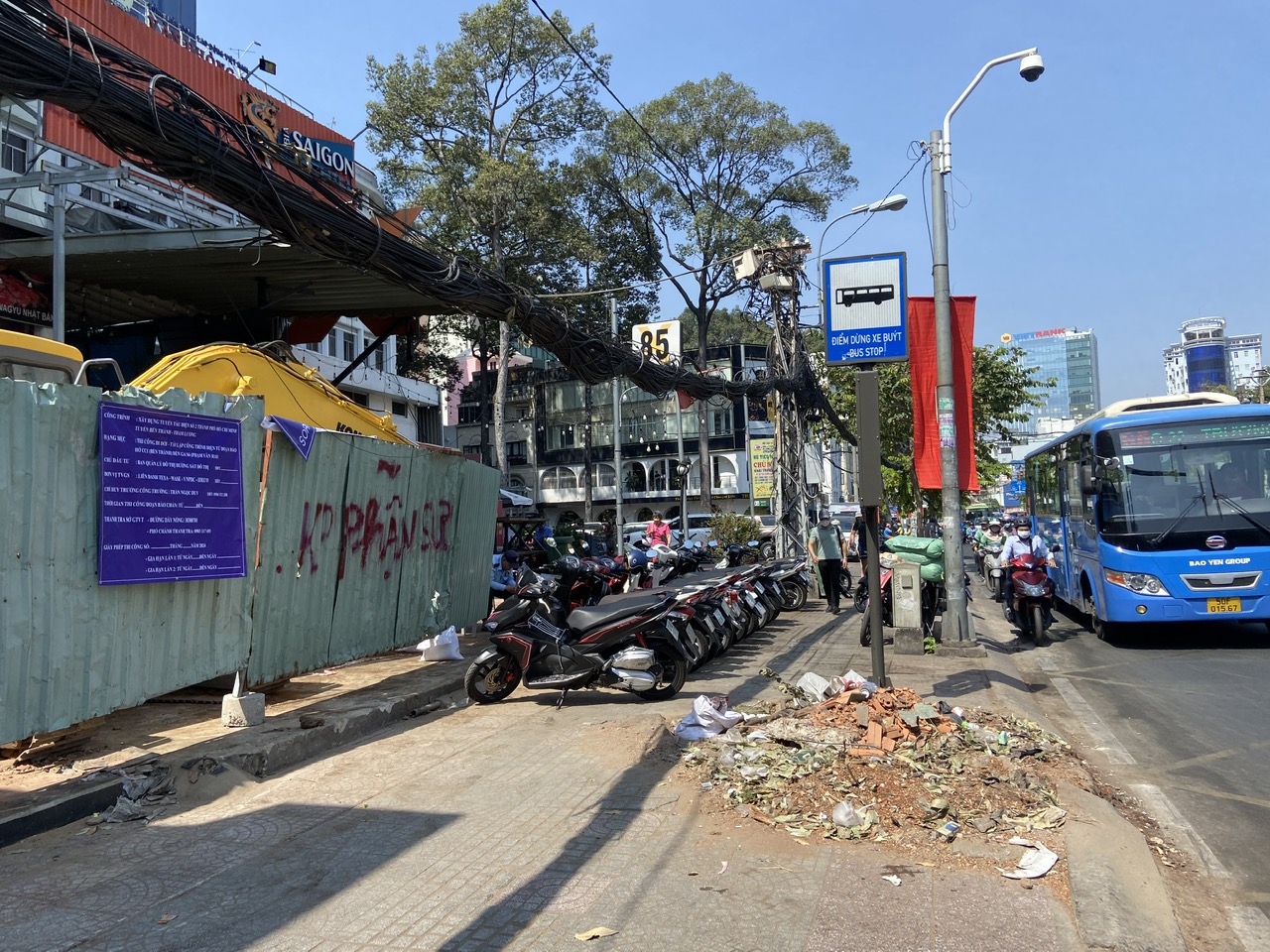 Hy hữu: Đốn nhầm cây sọ khỉ khi thi công ga metro số 2 - Ảnh 1. Hy hữu: Đốn nhầm cây sọ khỉ khi thi công ga metro số 2 - Ảnh 1.
