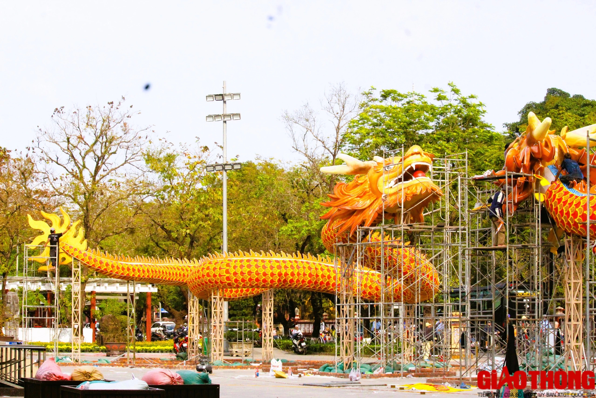 Lộ diện cặp linh vật khổng lồ &ldquo;lưỡng long chầu nguyệt&rdquo; ở Cố đ&ocirc; Huế- Ảnh 1.