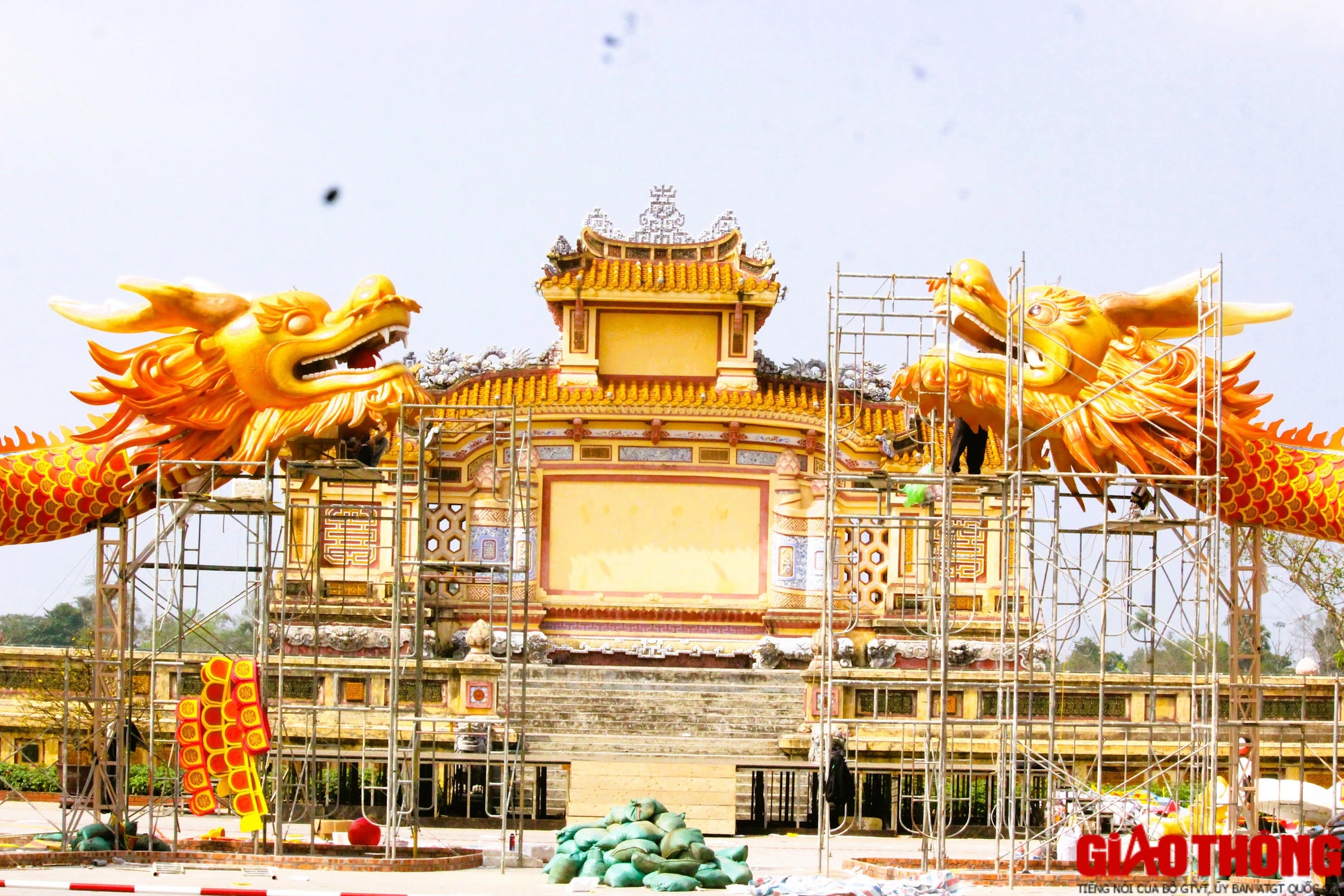 Lộ diện cặp linh vật khổng lồ &ldquo;lưỡng long chầu nguyệt&rdquo; ở Cố đ&ocirc; Huế- Ảnh 3.