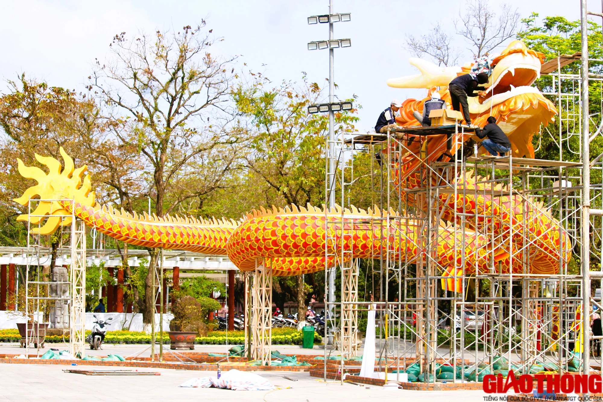 Lộ diện cặp linh vật khổng lồ &ldquo;lưỡng long chầu nguyệt&rdquo; ở Cố đ&ocirc; Huế- Ảnh 6.