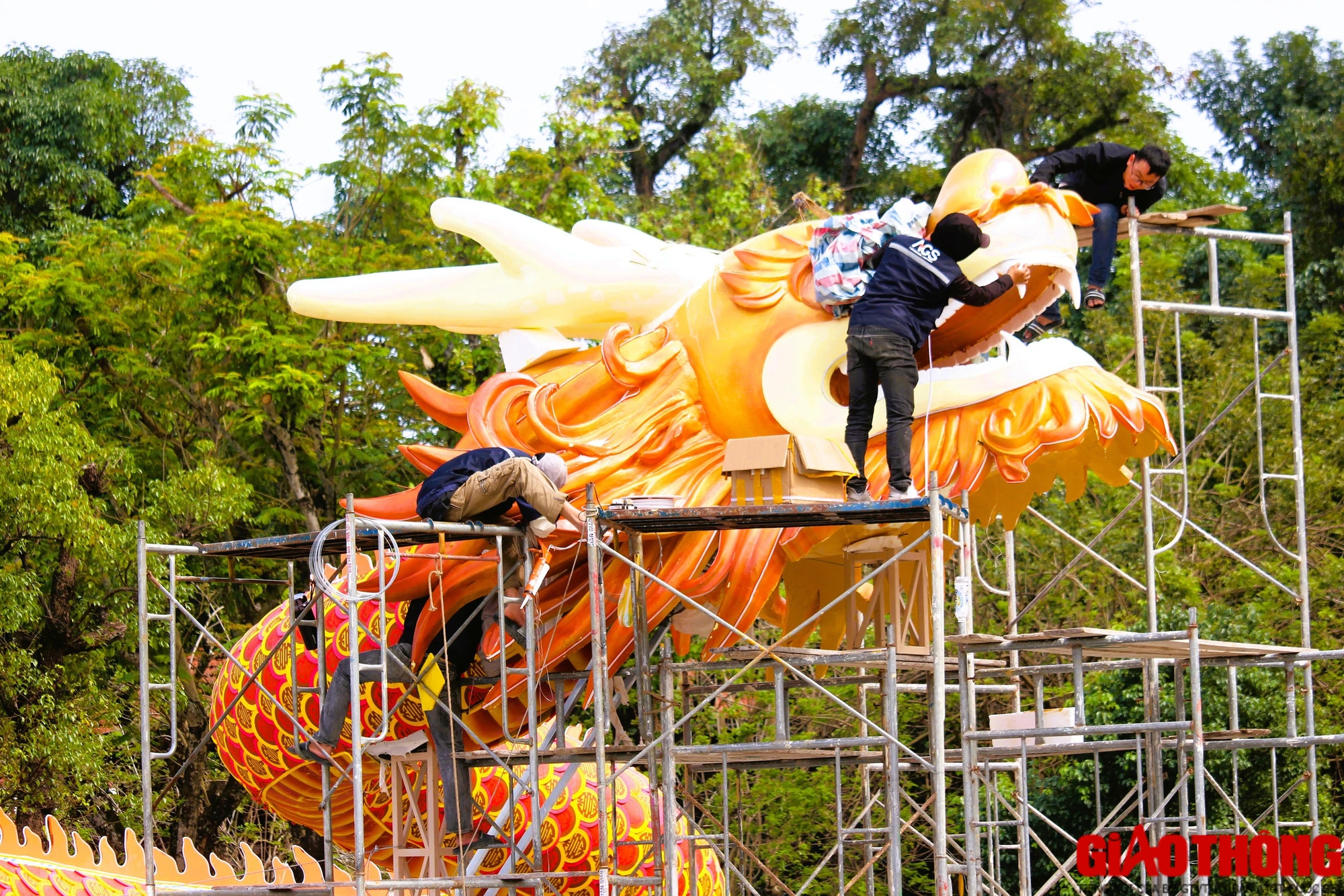 Lộ diện cặp linh vật khổng lồ &ldquo;lưỡng long chầu nguyệt&rdquo; ở Cố đ&ocirc; Huế- Ảnh 10.