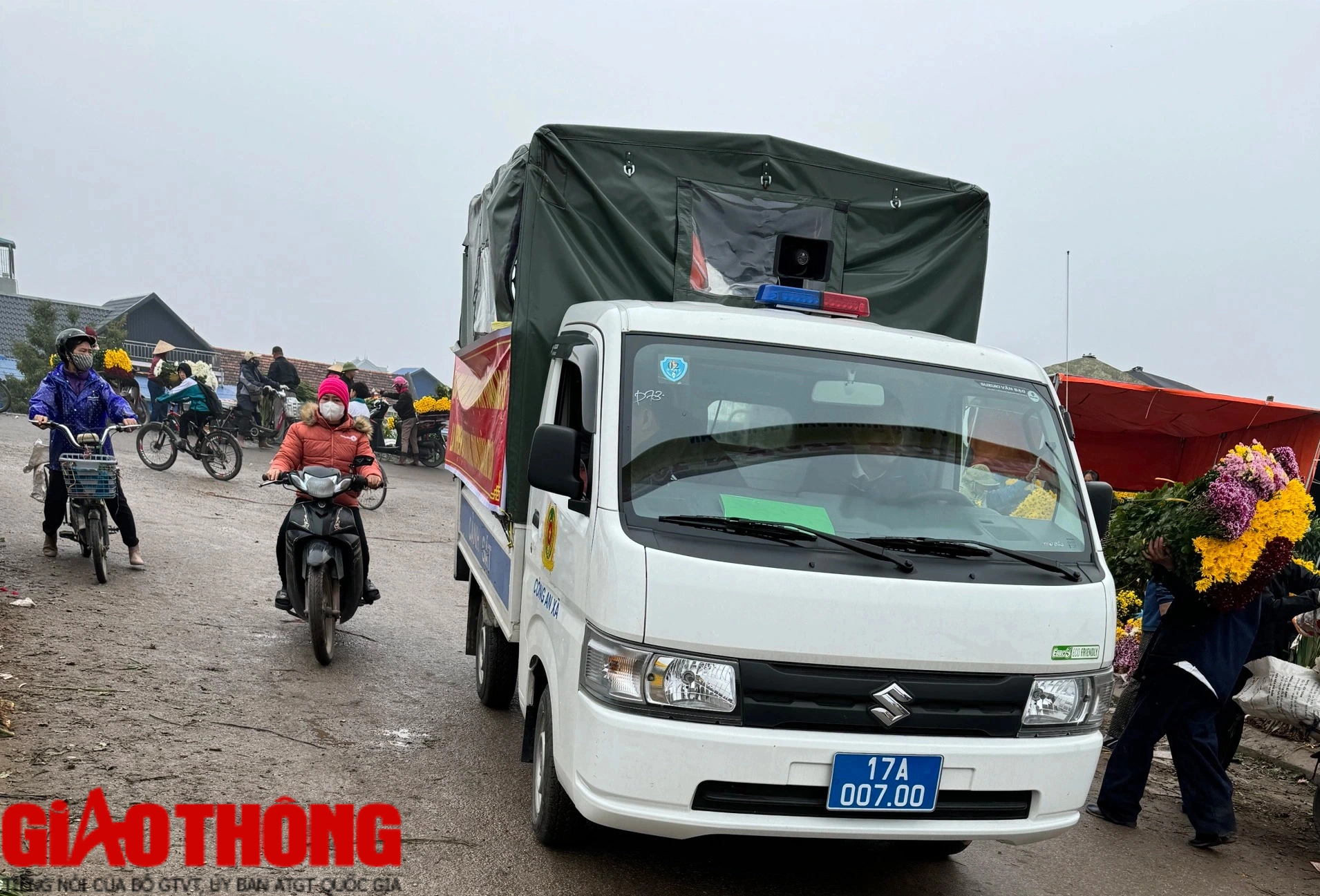 Đ&atilde; x&aacute;c định được xe c&ocirc;ng vụ biển Th&aacute;i B&igrave;nh đi chợ hoa ở Nam Định- Ảnh 1.