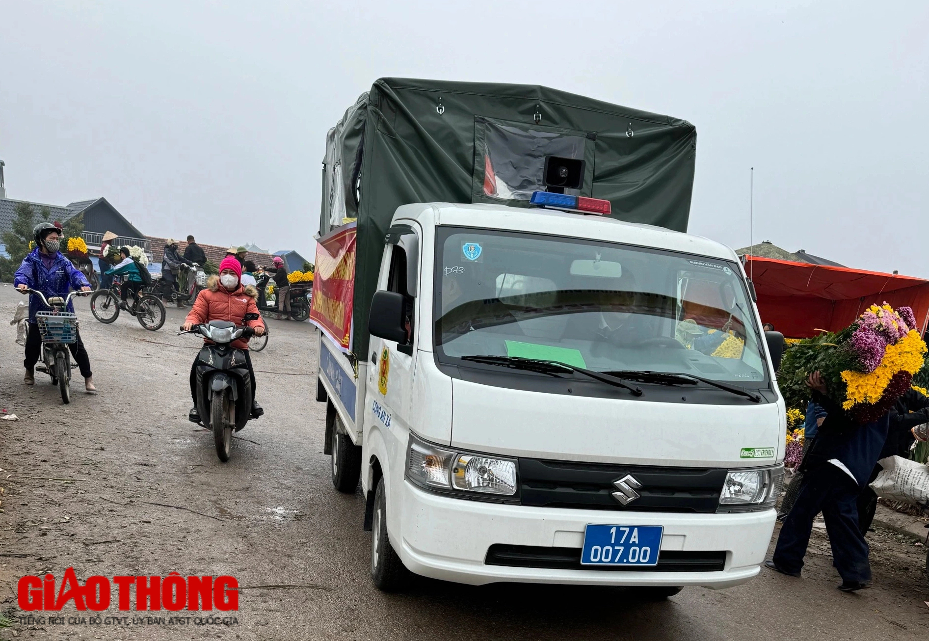 Nghi vấn xe c&ocirc;ng vụ biển Th&aacute;i B&igrave;nh đi chợ hoa ở Nam Định- Ảnh 1.