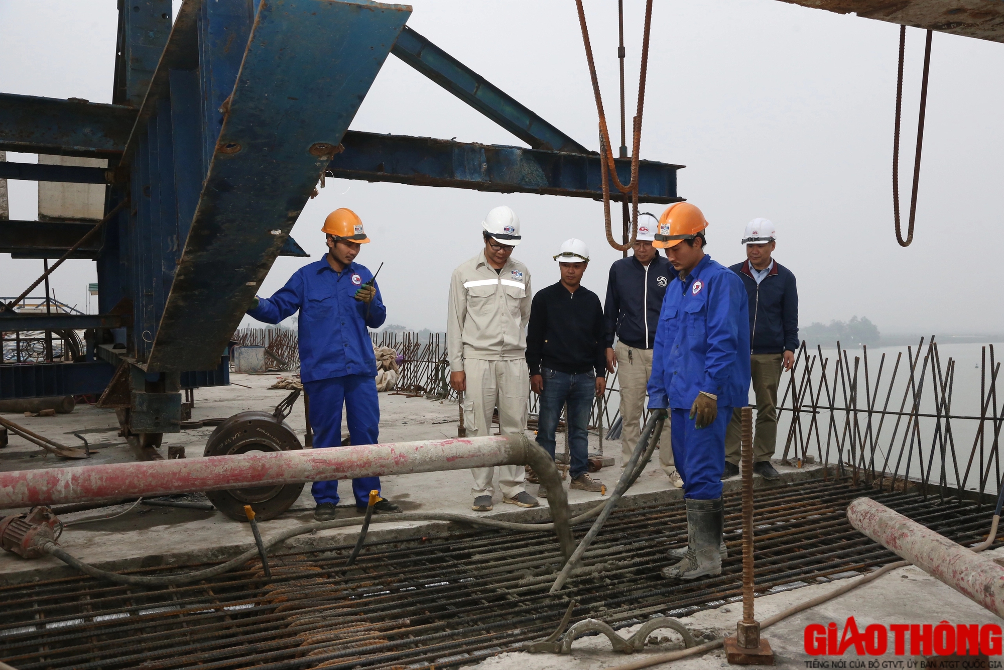 Hợp long nhịp đ&uacute;c hẫng d&agrave;i 120m tr&ecirc;n cầu vượt s&ocirc;ng d&agrave;i nhất cao tốc Bắc - Nam- Ảnh 1.