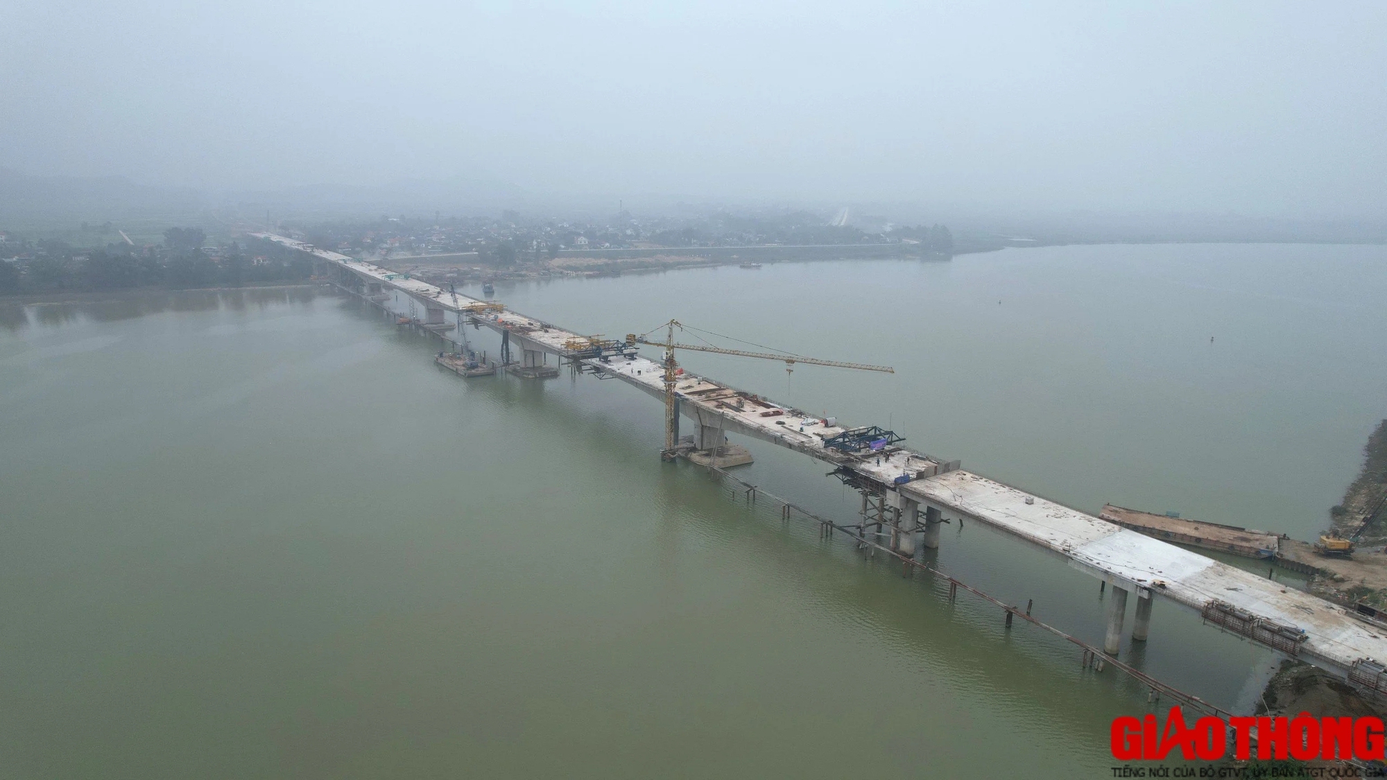Hợp long nhịp đ&uacute;c hẫng d&agrave;i 120m tr&ecirc;n cầu vượt s&ocirc;ng d&agrave;i nhất cao tốc Bắc - Nam- Ảnh 3.