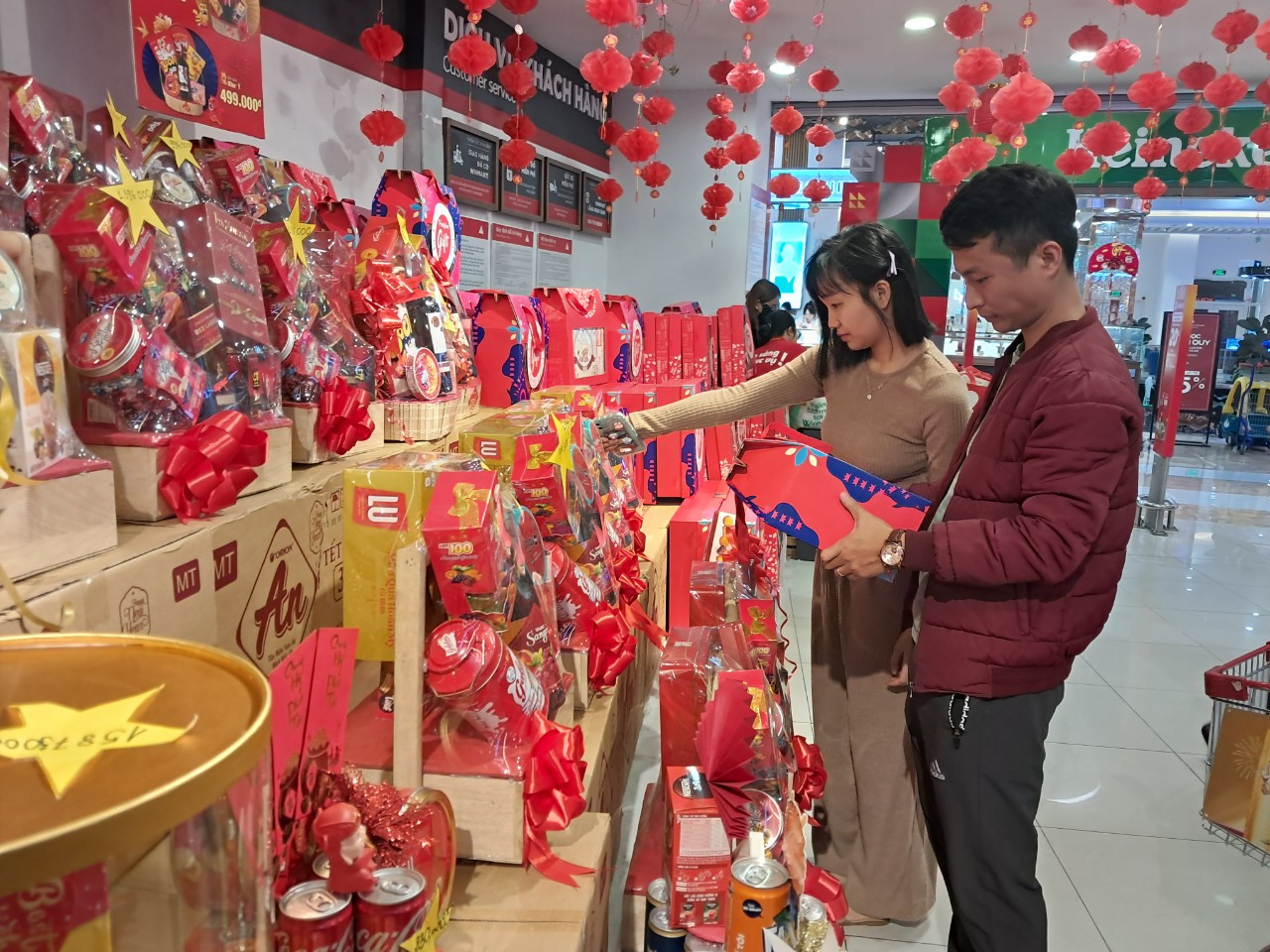 Nhiều siêu thị mở cửa đến 23h để người dân sắm Tết- Ảnh 1. Nhiều siêu thị mở cửa đến 23h để người dân sắm Tết- Ảnh 1.