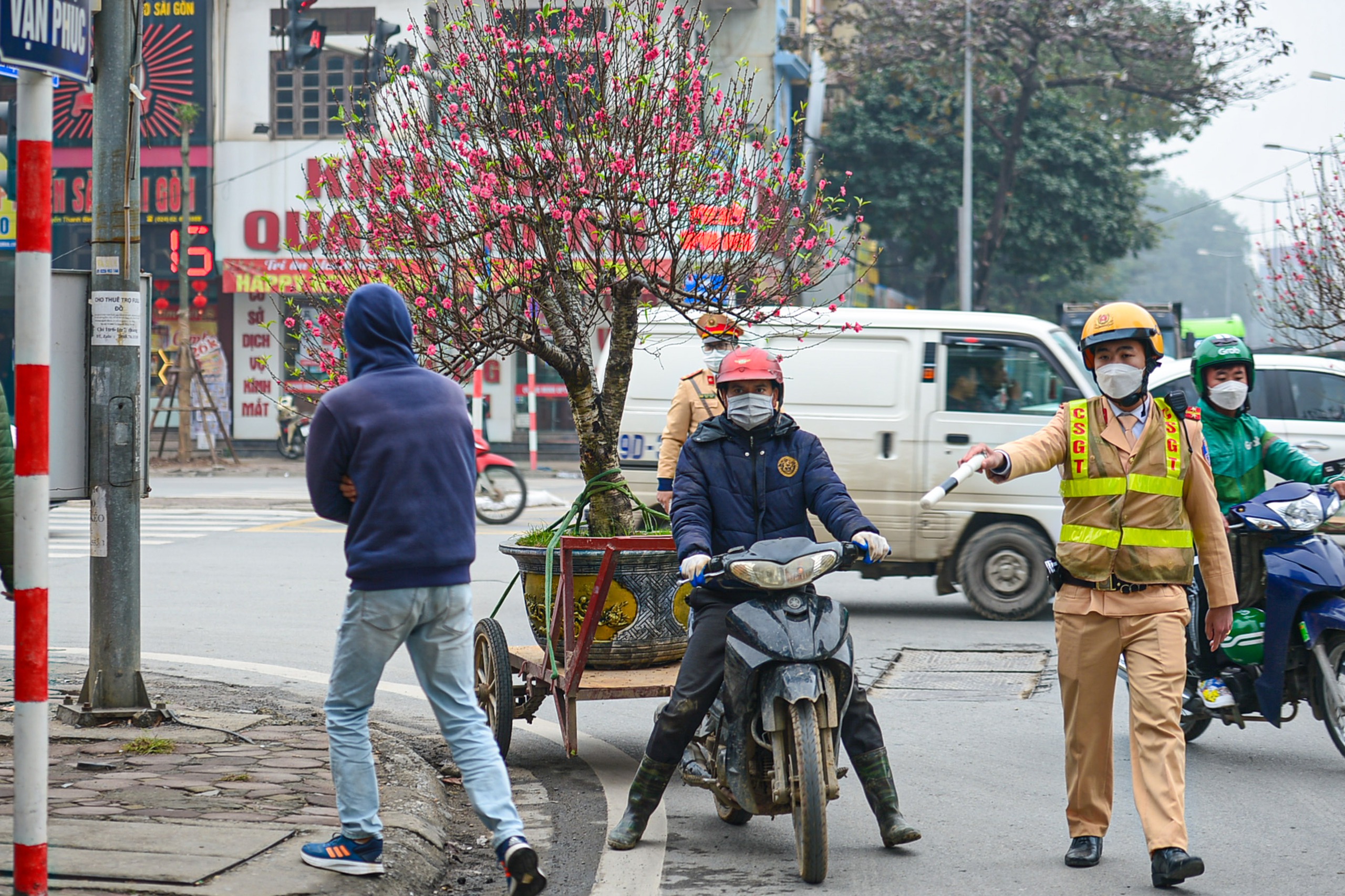 CSGT xử phạt loạt xe tự chế ngh&ecirc;nh ngang xuống phố ng&agrave;y cận Tết- Ảnh 9.