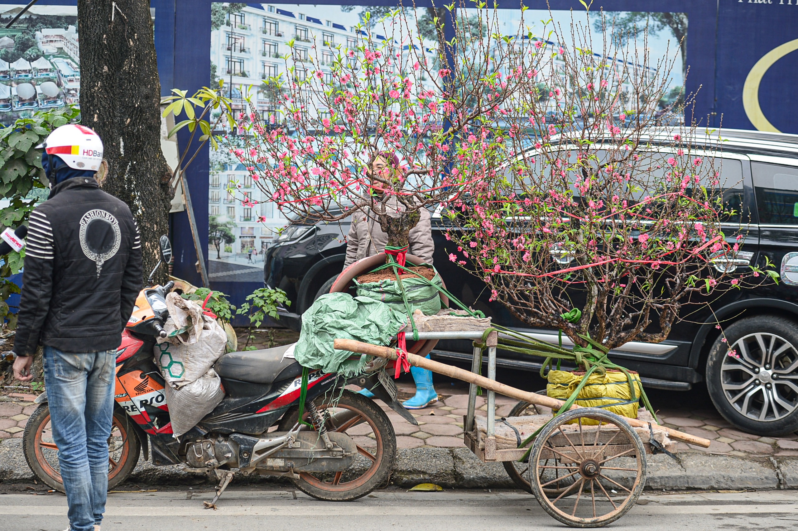 CSGT xử phạt loạt xe tự chế ngh&ecirc;nh ngang xuống phố ng&agrave;y cận Tết- Ảnh 13.