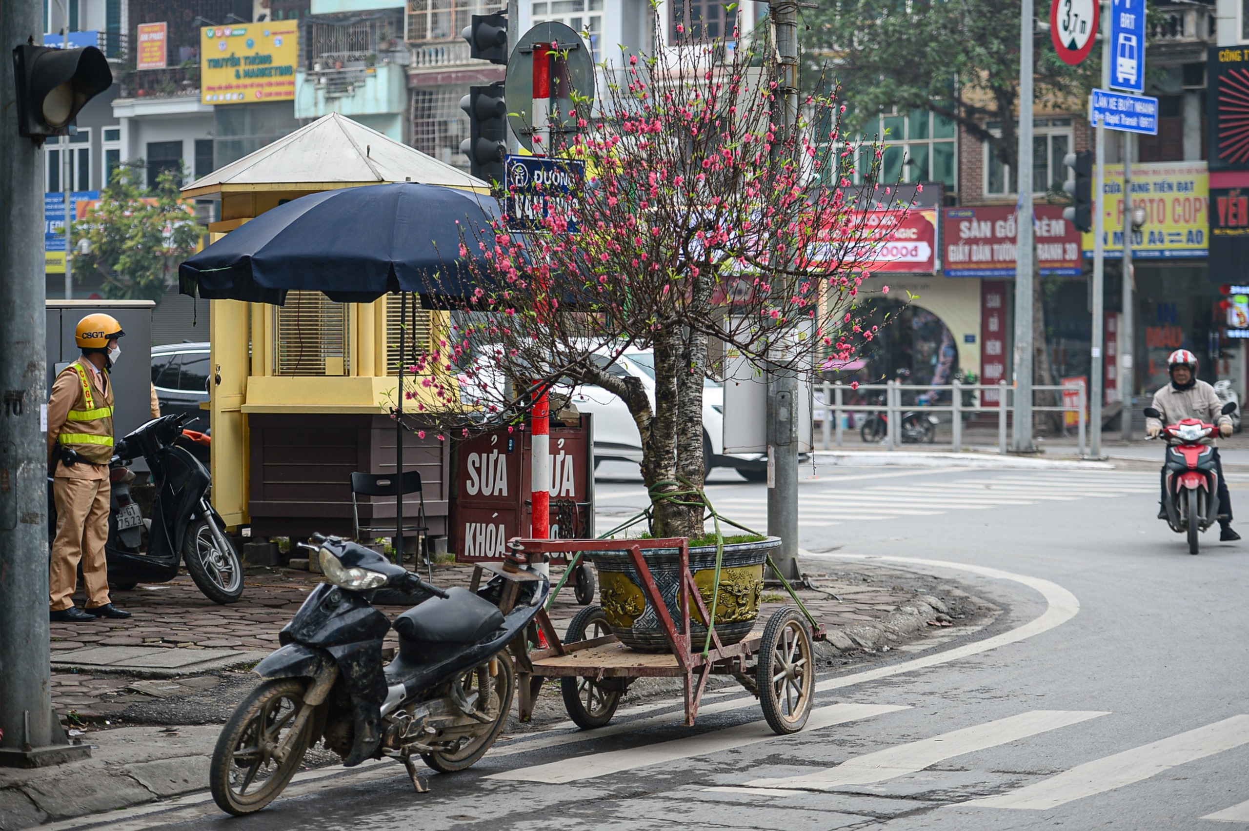 CSGT xử phạt loạt xe tự chế ngh&ecirc;nh ngang xuống phố ng&agrave;y cận Tết- Ảnh 12.