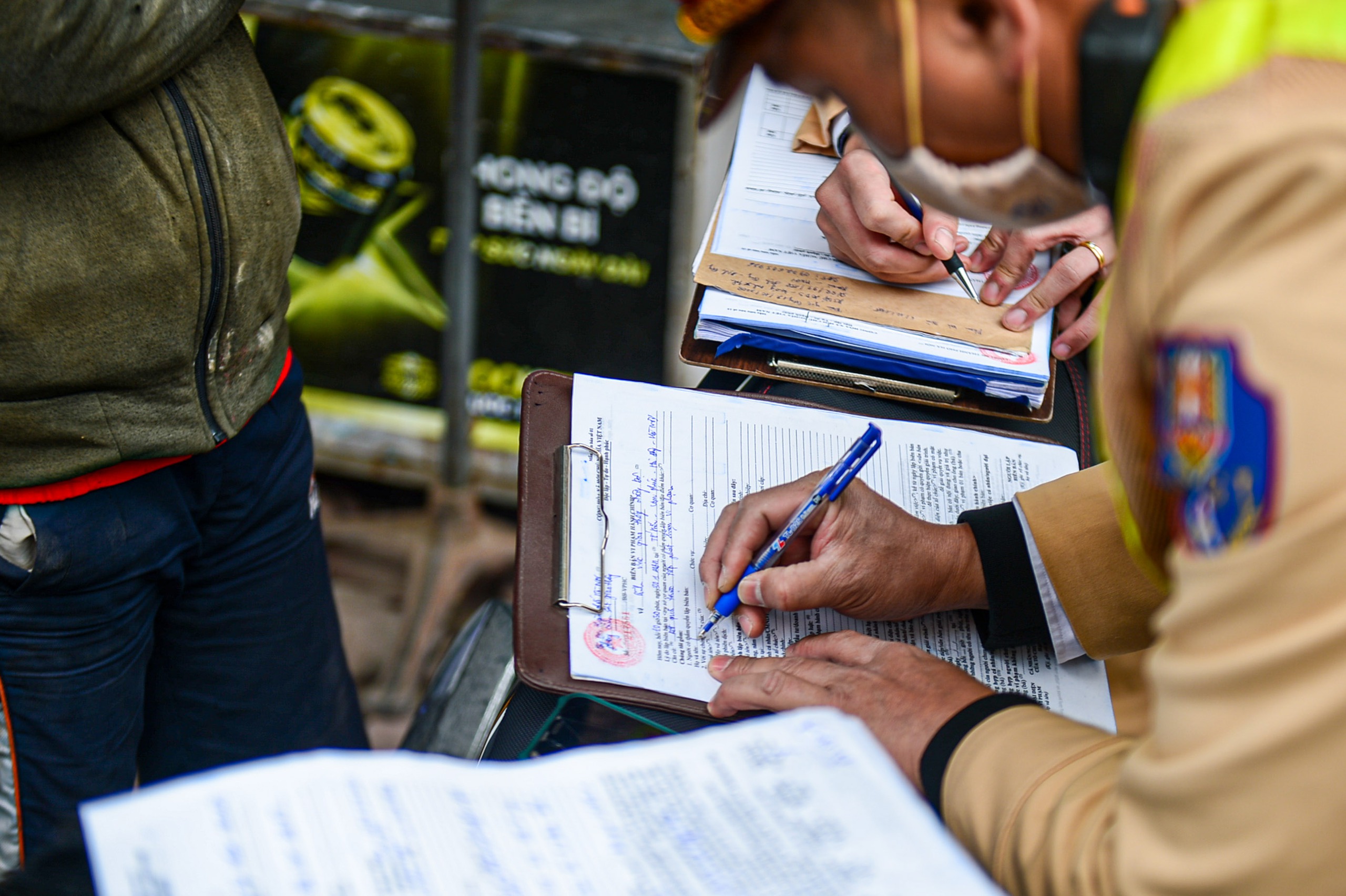 CSGT xử phạt loạt xe tự chế ngh&ecirc;nh ngang xuống phố ng&agrave;y cận Tết- Ảnh 11.