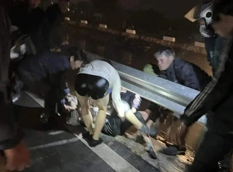 Hai nữ sinh đi xe đạp điện thiệt mạng v&igrave; va chạm với &ocirc; t&ocirc;- Ảnh 1.