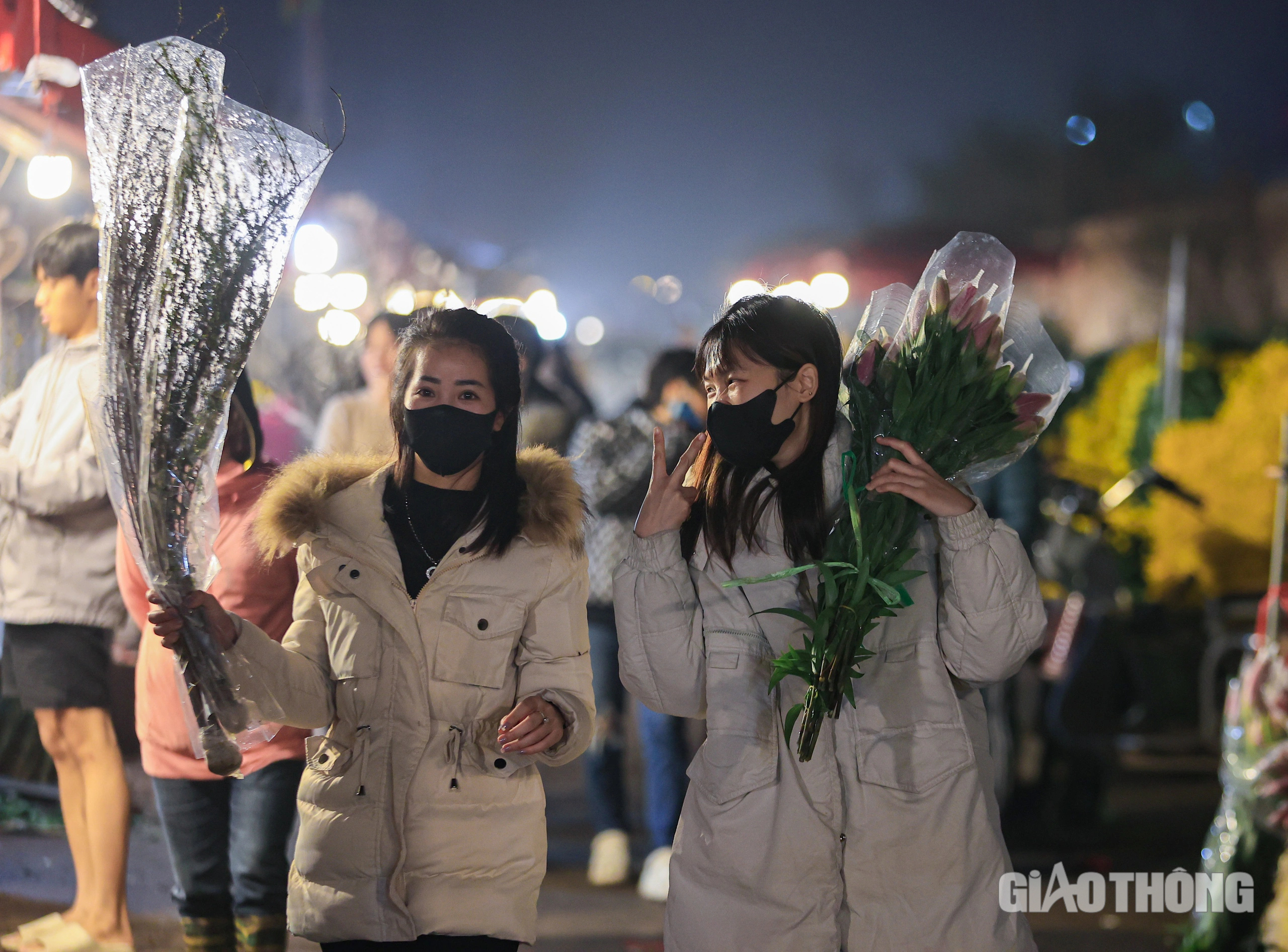 Đ&ecirc;m kh&ocirc;ng ngủ ở chợ hoa Quảng An ng&agrave;y cận Tết- Ảnh 13.