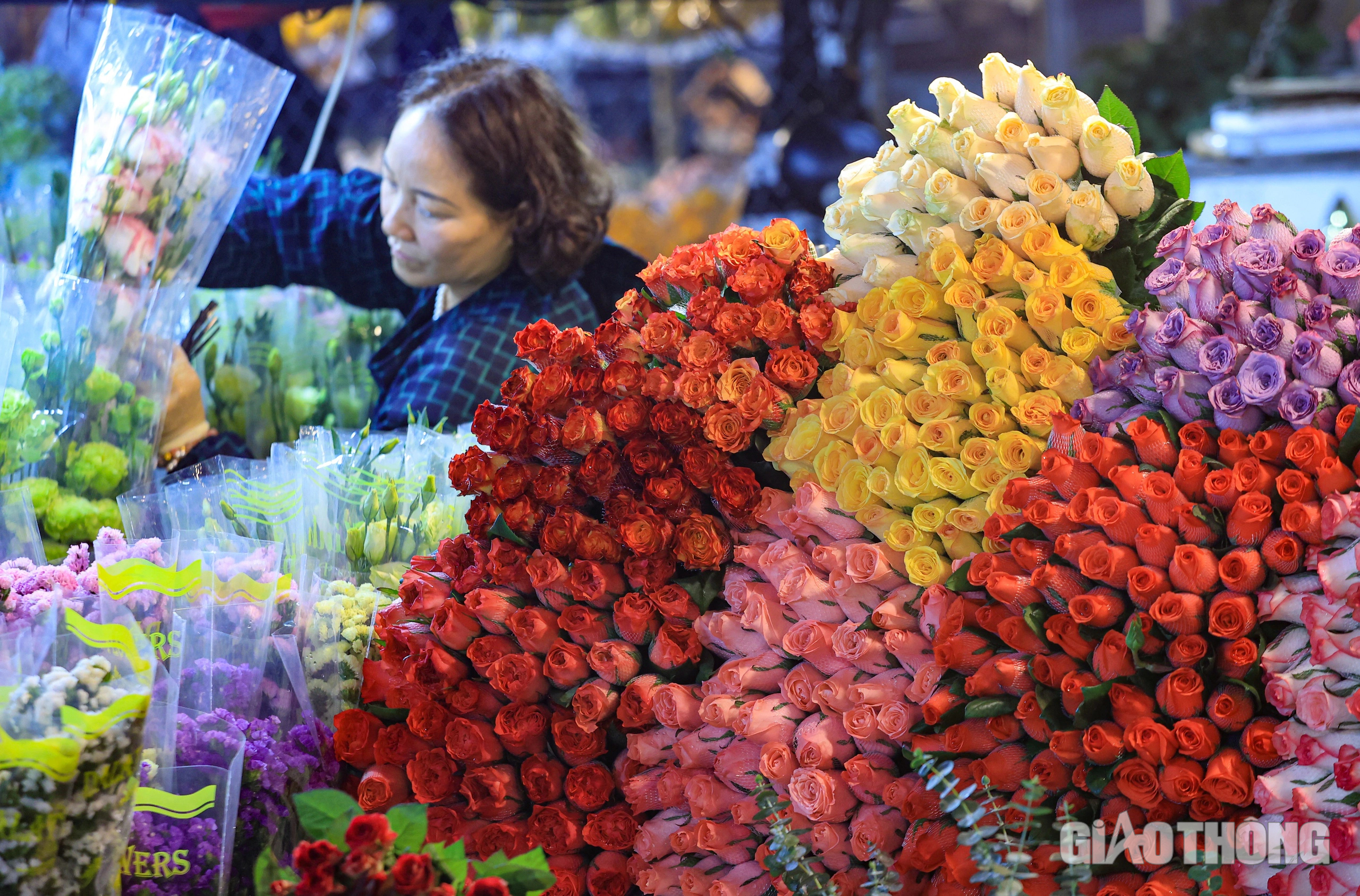 Đ&ecirc;m kh&ocirc;ng ngủ ở chợ hoa Quảng An ng&agrave;y cận Tết- Ảnh 4.