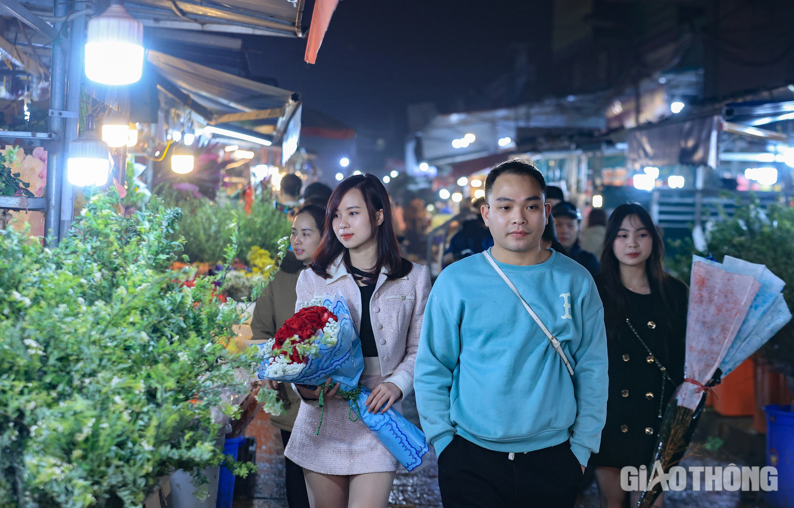 Đ&ecirc;m kh&ocirc;ng ngủ ở chợ hoa Quảng An ng&agrave;y cận Tết- Ảnh 12.