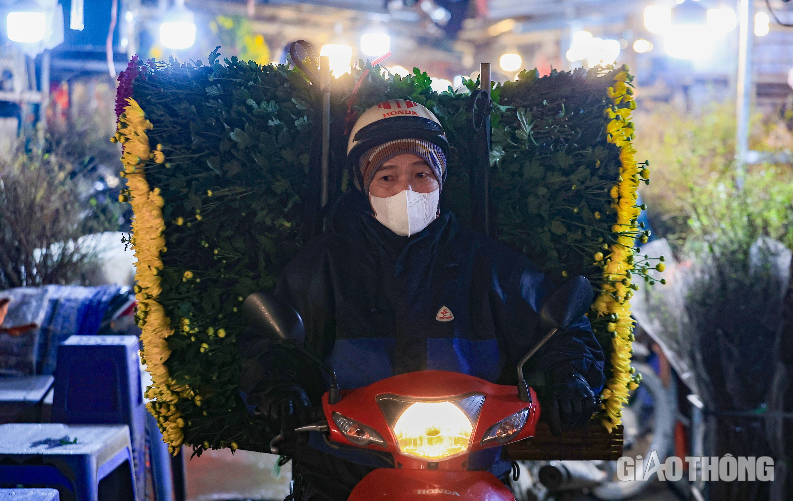 Đ&ecirc;m kh&ocirc;ng ngủ ở chợ hoa Quảng An ng&agrave;y cận Tết- Ảnh 17.
