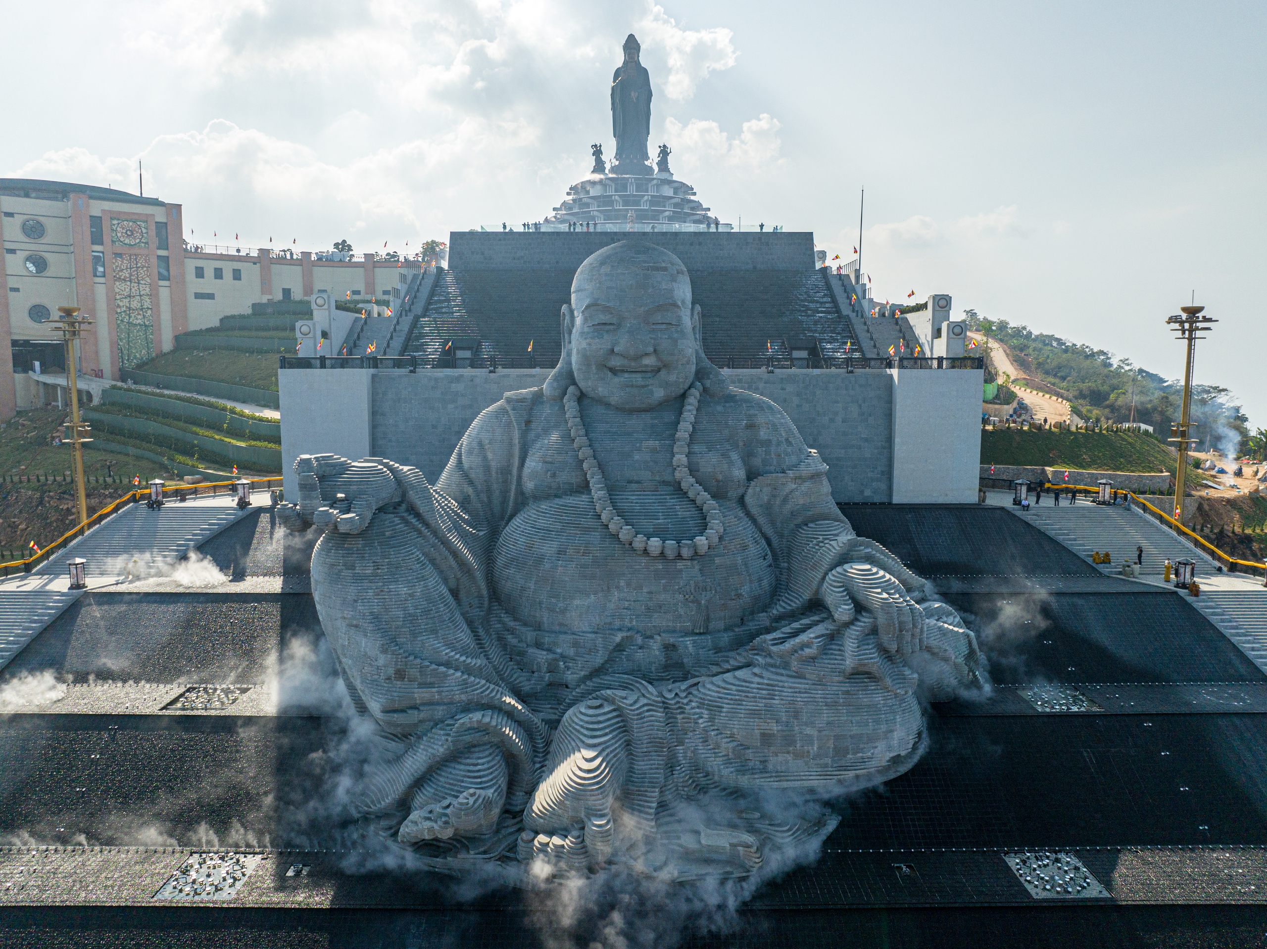 Chiêm bái tượng Phật Di Lặc ghép từ 6.688 phiến đá sa thạch ở Tây Ninh- Ảnh 1. Chiêm bái tượng Phật Di Lặc ghép từ 6.688 phiến đá sa thạch ở Tây Ninh- Ảnh 1.