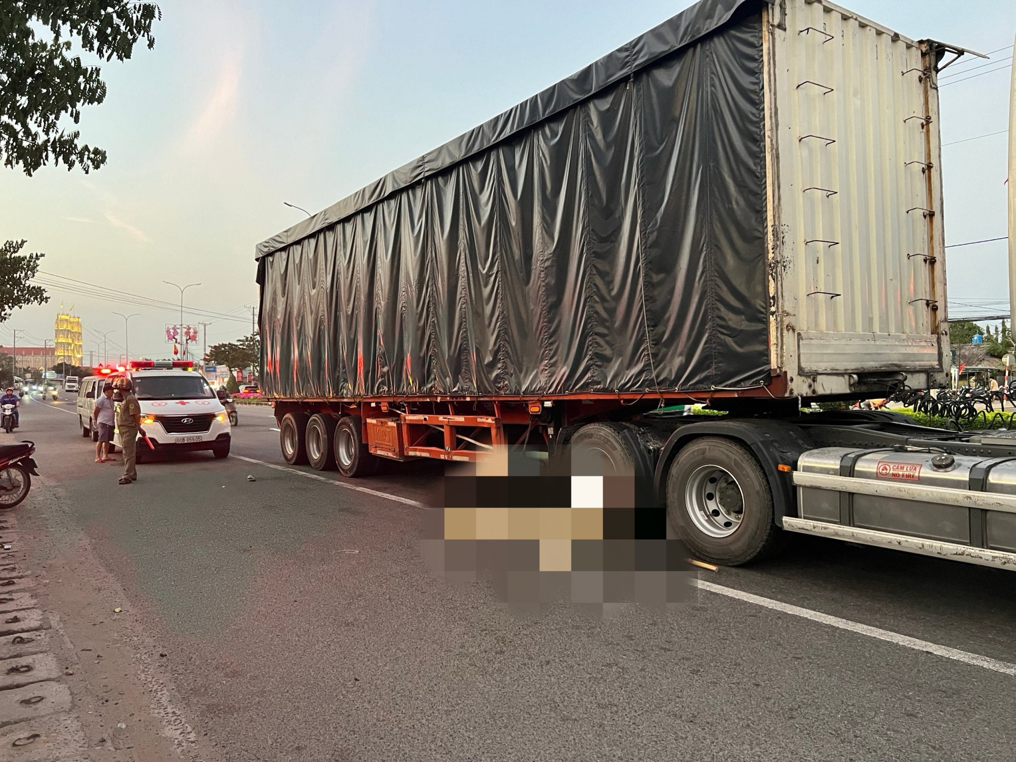 Bất ngờ lao ra đường, nam thanh niên bị xe cán tử vong- Ảnh 1. Bất ngờ lao ra đường, nam thanh niên bị xe cán tử vong- Ảnh 1.