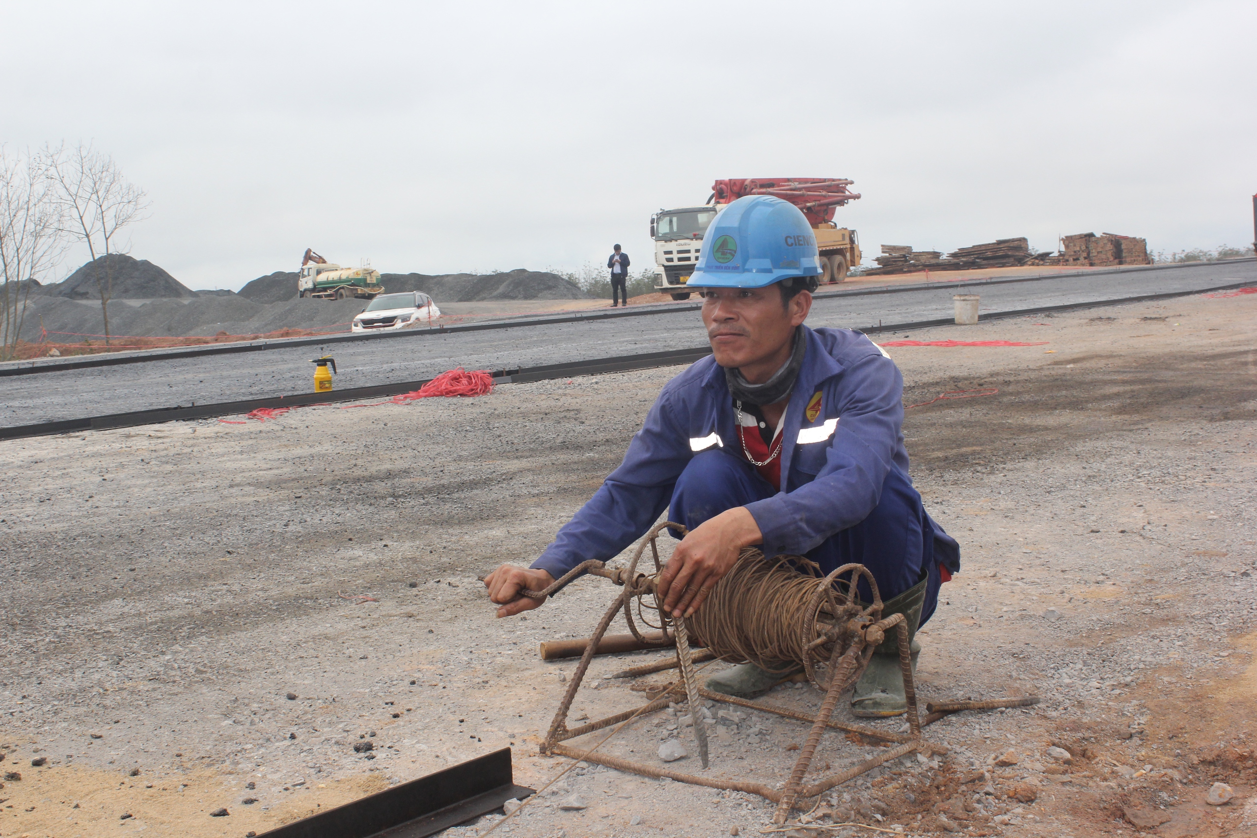 Tất bật tr&ecirc;n c&ocirc;ng trường cao tốc Bắc - Nam qua Quảng B&igrave;nh ng&agrave;y cận Tết- Ảnh 4.