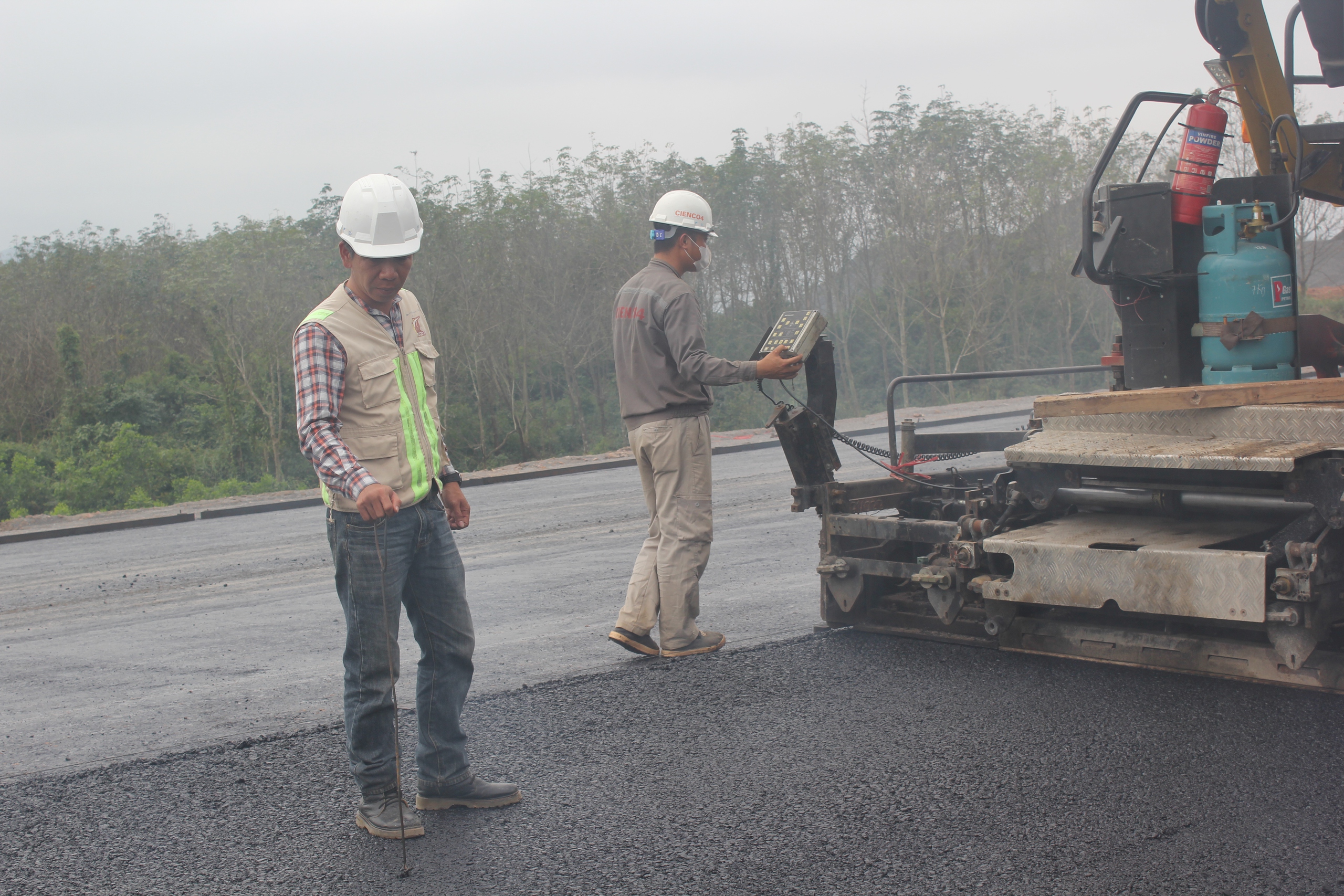 Tất bật tr&ecirc;n c&ocirc;ng trường cao tốc Bắc - Nam qua Quảng B&igrave;nh ng&agrave;y cận Tết- Ảnh 6.