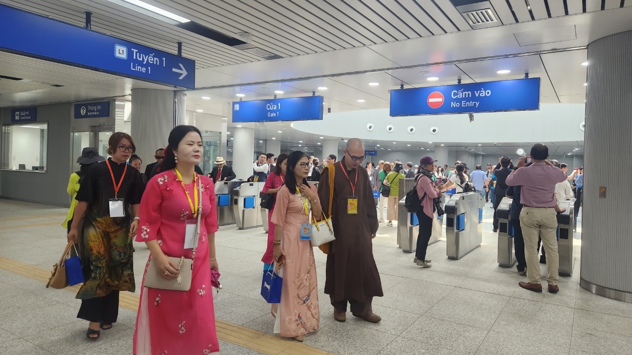 Văn nghệ sĩ c&ugrave;ng kiều b&agrave;o tr&ecirc;n chuyến t&agrave;u metro Bến Th&agrave;nh - Suối Ti&ecirc;n ng&agrave;y cận Tết- Ảnh 3.