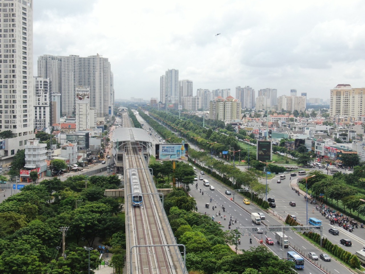 Văn nghệ sĩ cùng kiều bào trên chuyến tàu metro Bến Thành - Suối Tiên ngày cận Tết- Ảnh 2. Văn nghệ sĩ cùng kiều bào trên chuyến tàu metro Bến Thành - Suối Tiên ngày cận Tết- Ảnh 2.