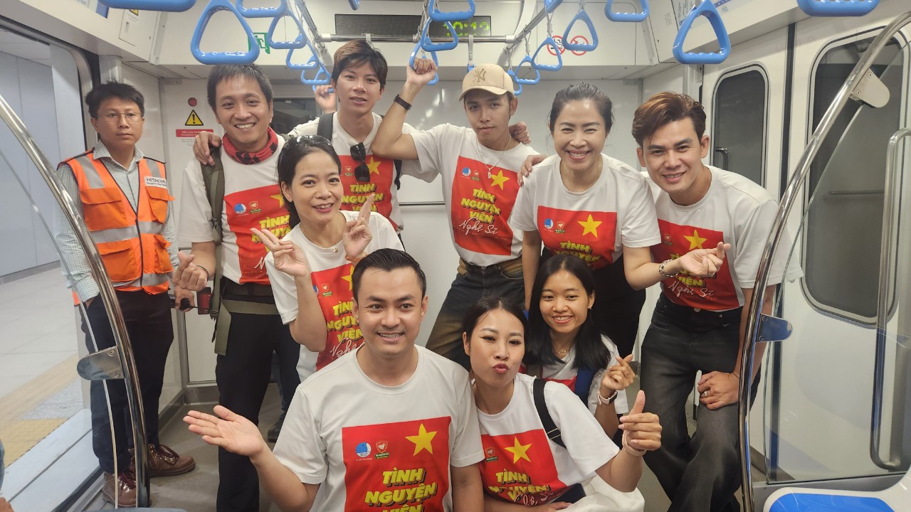 Văn nghệ sĩ cùng kiều bào trên chuyến tàu metro Bến Thành - Suối Tiên ngày cận Tết- Ảnh 5. Văn nghệ sĩ cùng kiều bào trên chuyến tàu metro Bến Thành - Suối Tiên ngày cận Tết- Ảnh 5.