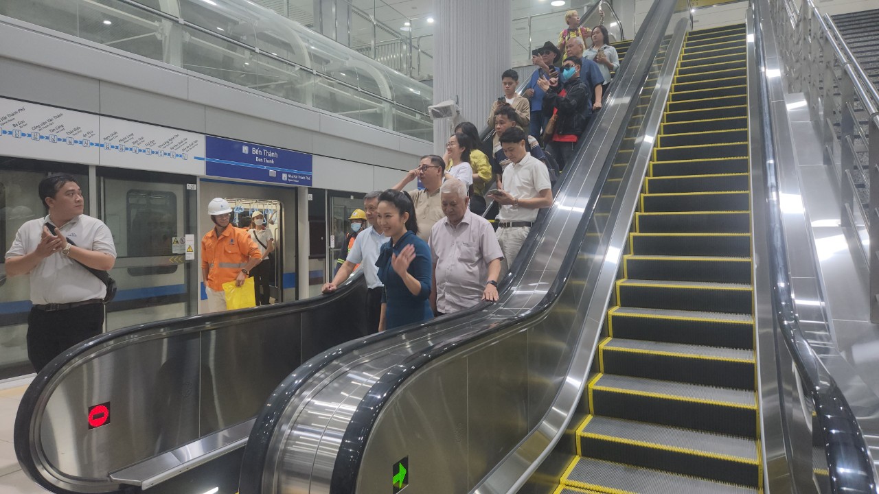 Văn nghệ sĩ c&ugrave;ng kiều b&agrave;o tr&ecirc;n chuyến t&agrave;u metro Bến Th&agrave;nh - Suối Ti&ecirc;n ng&agrave;y cận Tết- Ảnh 4.