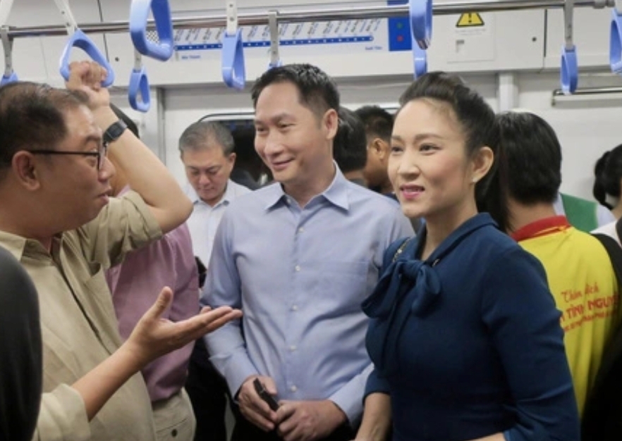 Văn nghệ sĩ cùng kiều bào trên chuyến tàu metro Bến Thành - Suối Tiên ngày cận Tết- Ảnh 7. Văn nghệ sĩ cùng kiều bào trên chuyến tàu metro Bến Thành - Suối Tiên ngày cận Tết- Ảnh 7.