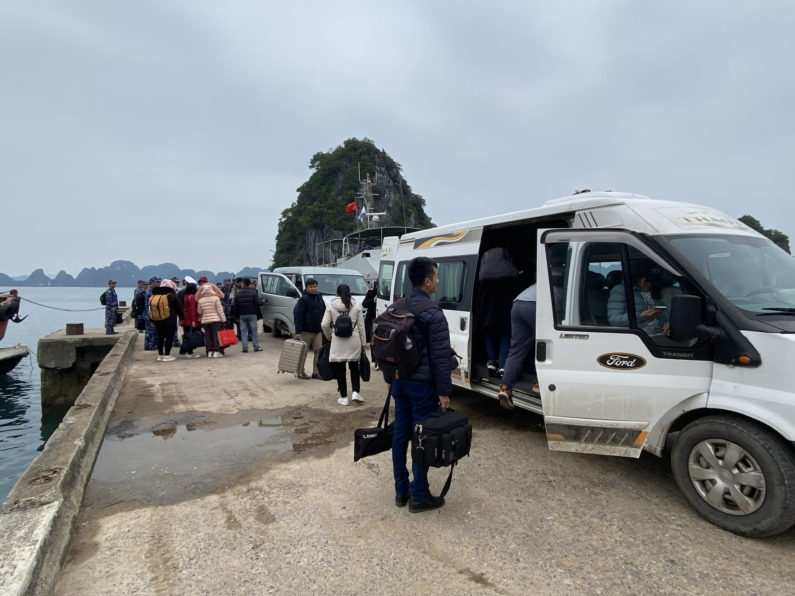 Xe hết hạn đăng kiểm hoạt động ở các đảo: Quảng Ninh xử lý thế nào?- Ảnh 1. Xe hết hạn đăng kiểm hoạt động ở các đảo: Quảng Ninh xử lý thế nào?- Ảnh 1.